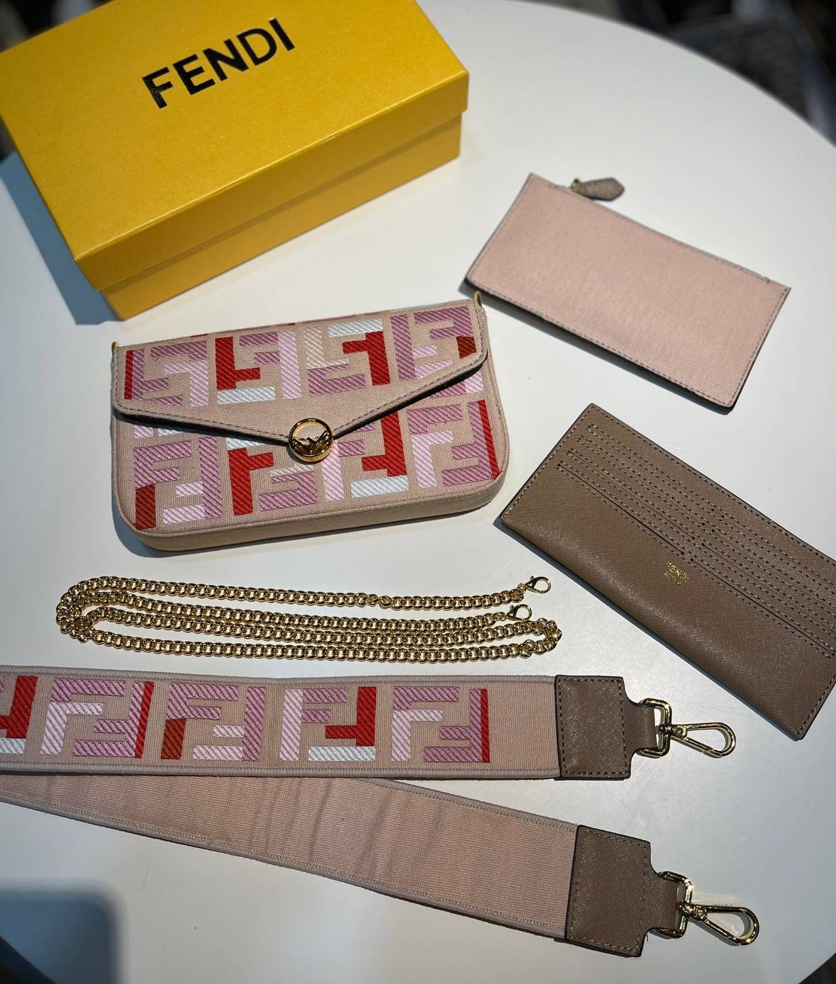 หนังแท้ Fendi Wallet On Chain With Pouches leather mini-bag กระเป๋าสะพายข้างทรงเหลี่ยมตกแต่งด้วยโลโก้ Fendi กระดุมแป๊ก มาพร้อมกระเป๋าด้านในแบบถอดได้ถึง 2ใบ สุดคุ้ม พร้อมสายโซ่และสายสปอร์ตถอดออกได้ ไอเท็มนี้ไม่ควรพลาดเลยค่าา