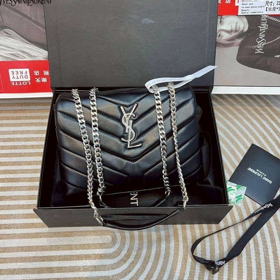 YSL LOULOU Mini Bag กระเป๋าสะพายทรงสวยสุดหรูทรงสวยคลาสสิก รุ่นขายดี ใช้ได้บ่อยไม่มีเบื่อ ดีไซน์เรียบหรู ออกแบบมาให้ใช้งานได้สะดวกด้วยกระดุมแม่เหล็ก