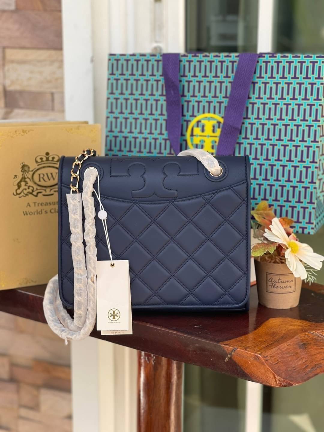 Tory Burch Savannah Convertible Shoulder Bag สาว ๆ ลุคสาวๆไม่ควรพลาด Collection นี้เลยนะคะ เป็นรุ่นที่ตอบโจทย์และครองใจสาว ๆ ได้อย่างแท้จริง เนื่องจากมีดีไซน์เรียบหรู โดยทางแบรนด์ได้ใช้เทคนิคการเย็บบนหนังเป็นลายเส้น (Chevron) ทำให้กระเป๋าดูมีราคามากยิ่งขึ