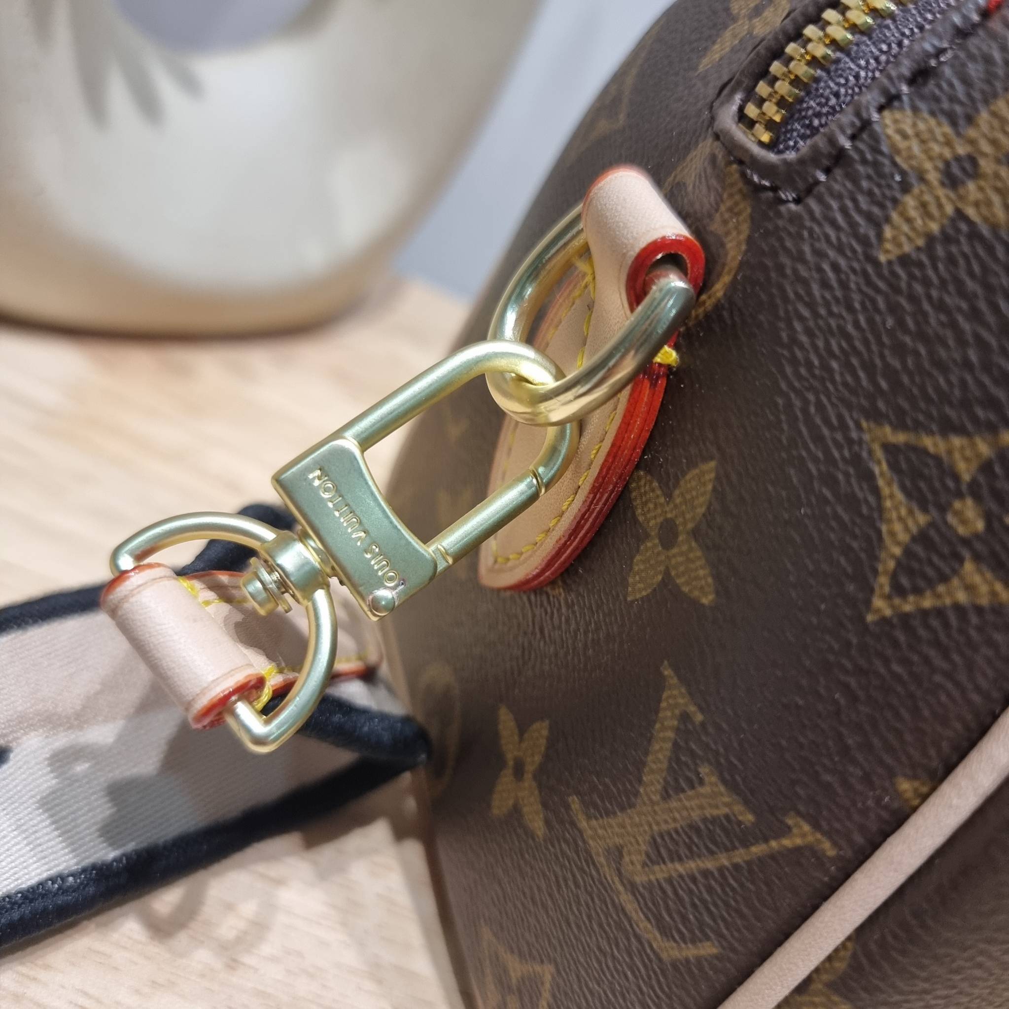 Set 3 ใบ LV Speedy Bandoulière 20 New in!! กับ box set ชวนสะสม ที่จับเอารุ่นยอดฮิต มามิกซ์รวมกับไอเท็มสุดคุ้มของมันต้องมี!! จัดเรียงให้อยู่ในกล่องสุดหรู ไม่ว่าจะตัวกระเป๋า กระเป๋าสตางค์ กระเป๋าจิ๋ว ใบไหนๆก็นำมาใช้งานได้จริง คุ้มค่ามากๆ แถมฟรี! ริบบิ้นลายล