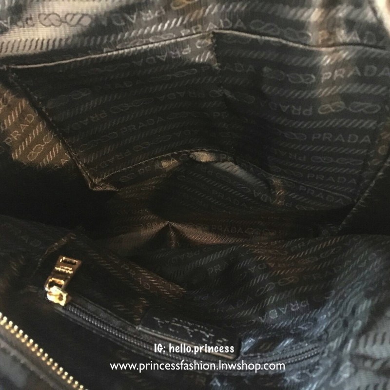 Prada nylon tote bag กระเป๋าสะพายทรง tote วัสดุ nylon premium gift จาก Prada อะไหล่ทอง เปิดปิดด้วยซิป ภายในกว้างใส่ A4, iPad ได้ มีช่องเล็ก และช่องซิป บุผ้าลายแบรนด์ มาพร้อมสายสะพายยาว ปรับได้ freesize ใบนี้ใช้ได้ในทุกวันค่ะ