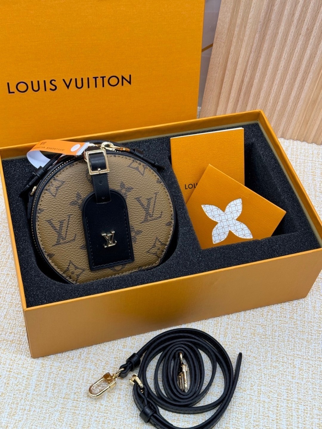 สลับแท้ Top ORI | LV Mini Boite Chapeau / lvpetite กระเป๋าคาดเอว พร้อมสายสะพายข้างได้ หนังแคนวาสแท้ เกรดดีสุด 🤍 เกรดเทพออริจินอล สลับแท้ 1:1 ภาพถ่ายจากงานขายจริง ใช้งานต่างประเทศได้