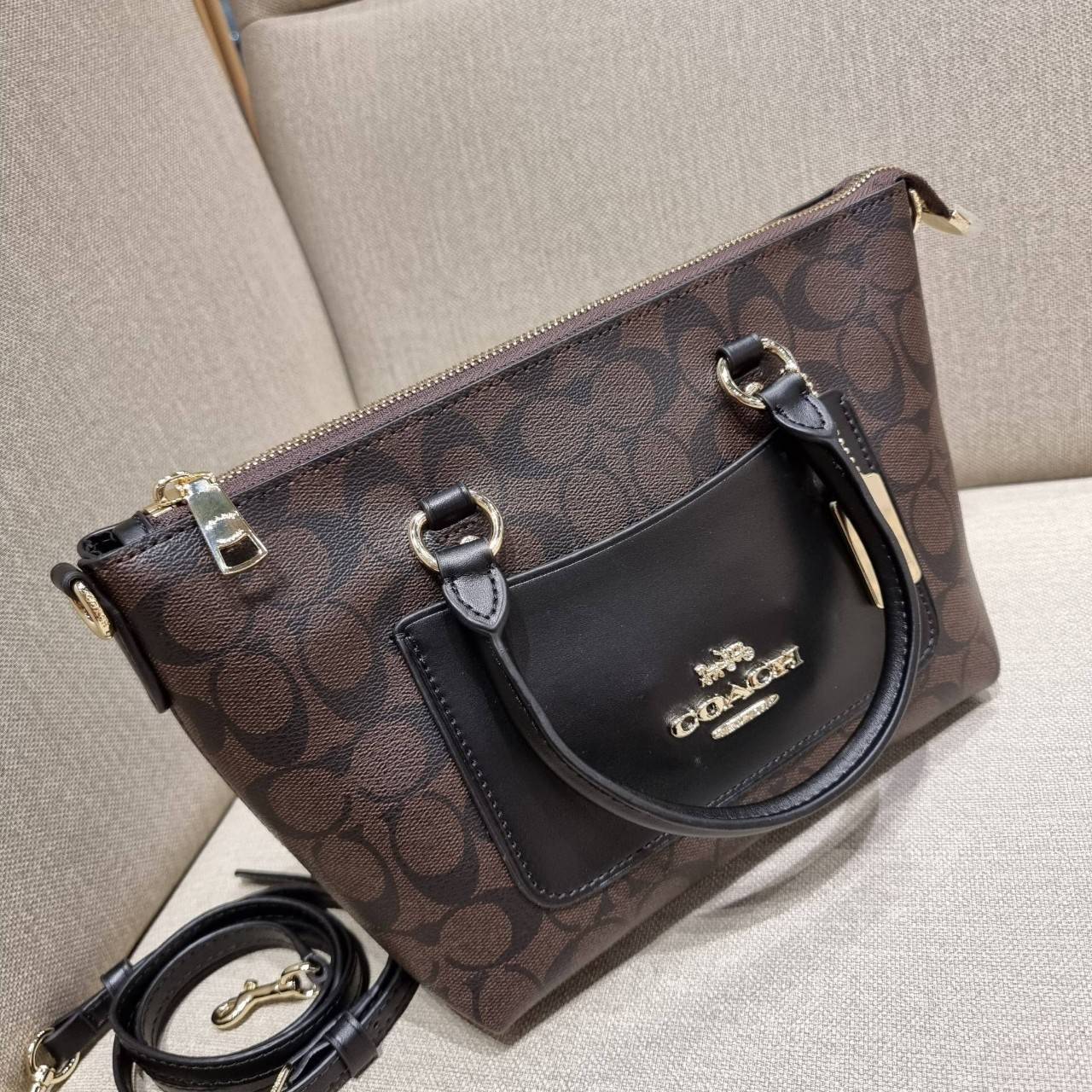 COACH F38089 MINI EMMA SATCHEL IN SIGNATURE CANVAS รุ่นหายาก รุ่นที่สาวๆตามหา จัดมาให้สมกับที่รอคอยกันไปเลยจ้า!! เป็นรุ่นที่ดีไซน์ออกมาให้ใช้งานง่าย สะดวก สวย หรู ดูดี!! กระเป๋าสะพายทรงสวย วัสดุหนังแคนวาสเคลือบลาย มาพร้อมสายสะพายข้างและหูจับในตัว ถอดออกถื