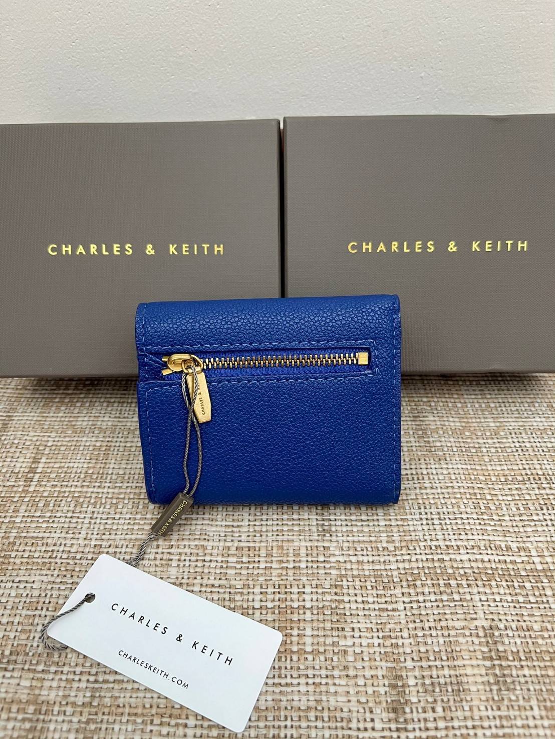 CHARLES & KEITH MINI SNAP-BUTTON SMALL WALLET กระเป๋าเงินใบ 3 พับสุดคลาสสิค ขนาดกระทัดรัดเหมาะกับการพกพาและใช้กับกระเป๋าใบเล็กมากๆเลยค่า