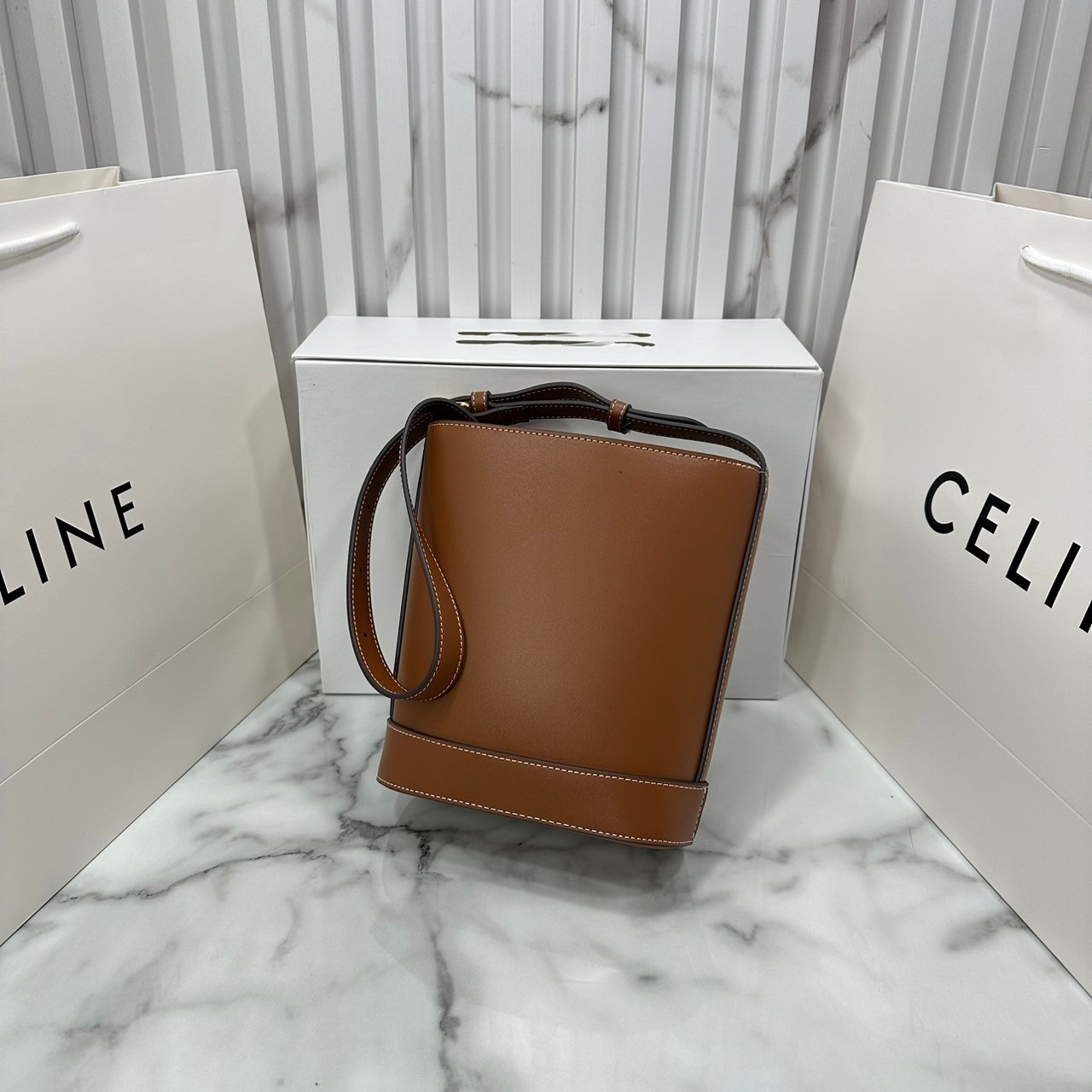 CELINE SMALL BUCKET CUIR TRIOMPHE in Smooth กระเป๋าสะพายทรงบัคเก็ต ใช้งานง่ายที่สุด สายสะพายในตัว รุ่นฮิตข้ามปี งานหนังแท้สวยเรียบหรู ผู้ดีไปอีก