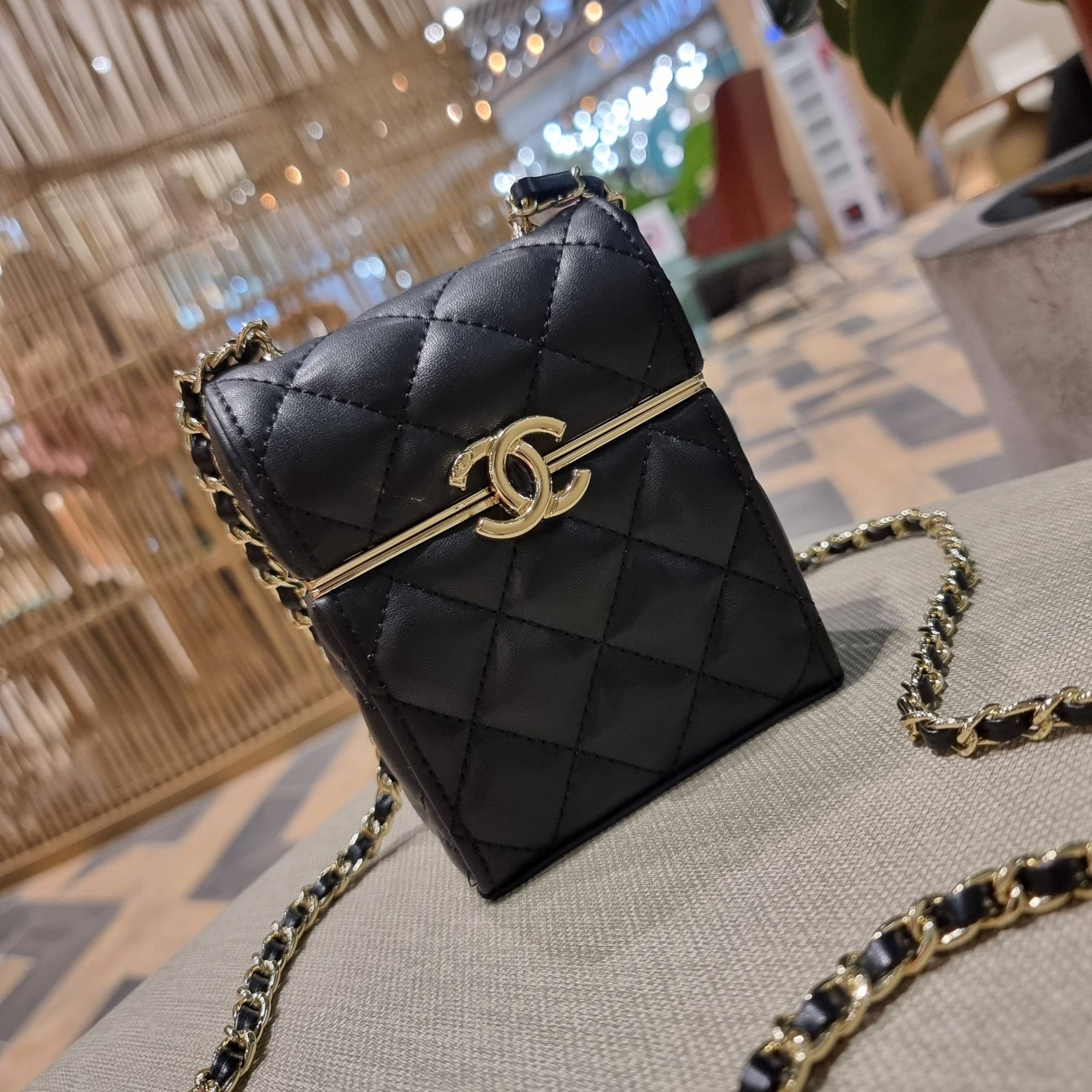 VIP 🥂 Chanel Clutch with Chain / Chanel small box with chain กระเป๋าสะพายเอนกประสงค์ รูปทรงกล่อง ไซส์มินิน่ารัก ใบจริงเห็นแล้วใจบาง หลงรักที่สุด วัสดุหนังสังเคราะห์เดินลายเส้นสวยคม อะไหล่โลโก้สีทองโดดเด่น มาพร้อมสายสะพายในตัว เปิด-ปิดด้วยการกดที่โ