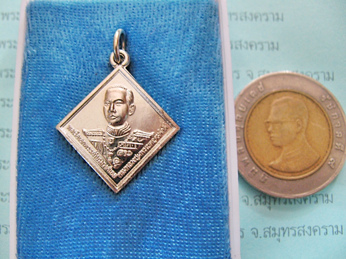 สินค้าหมดค่ะ เหรียญกรมหลวงชุมพรหลังราชรถ พิมพ์ข้าวหลามตัดเล็ก รุ่นมั่นคง ปี51 เนื้ออัลปาก้า พร้อมกล่องเดิมค่ะ