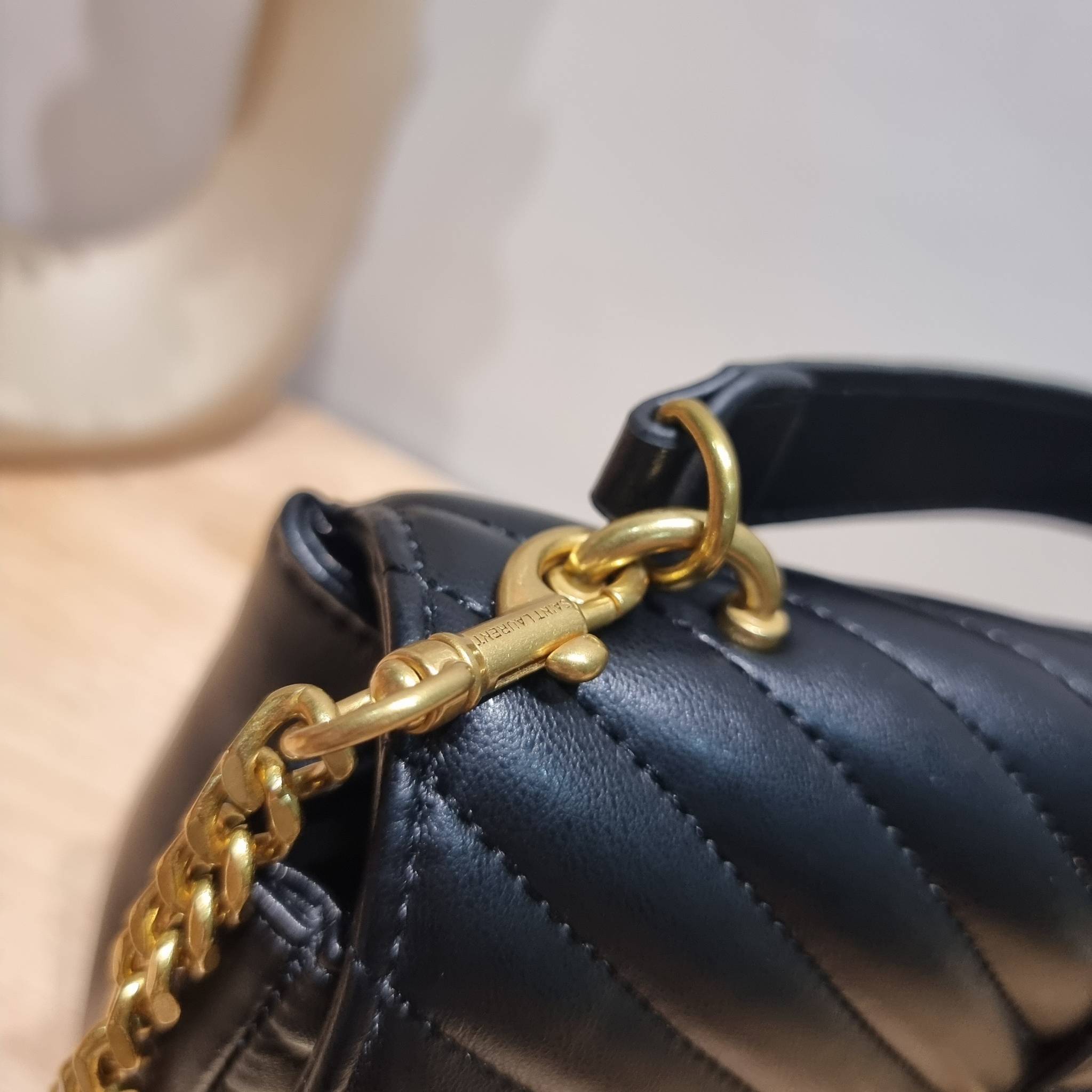 YSL College Medium Bag / Yves Saint laurent crossbody boutique กระเป๋าสะพายไหล่ ดีไซน์ทรงสวยหรู พิเศษ แถมฟรี พวงกุญแจห้อยเอกลักษณ์แบรนด์ ดูแพงไปหมดจริงๆไอเท็มนี้