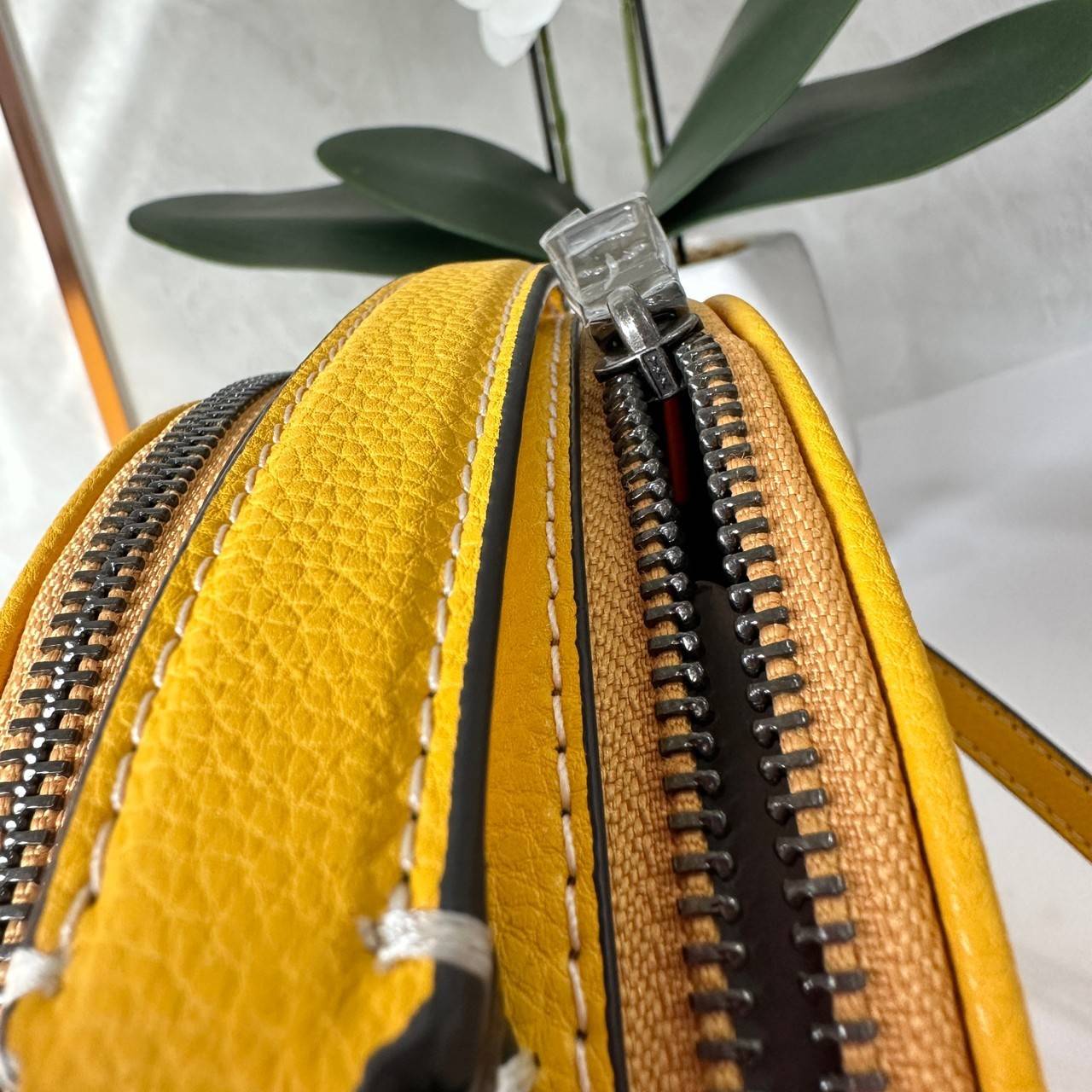 COACH X PEANUTS CANTEEN CROSSBODY WITH SNOOPY PRESENT MOTIF (CE845,CF290) กระเป๋าสะพายข้างทรงกลมไซส์มินิ มีหูจับ วัสหนังแท้ ด้านหน้าโดดเด่นด้วยรูปการ์ตูนSnoopy