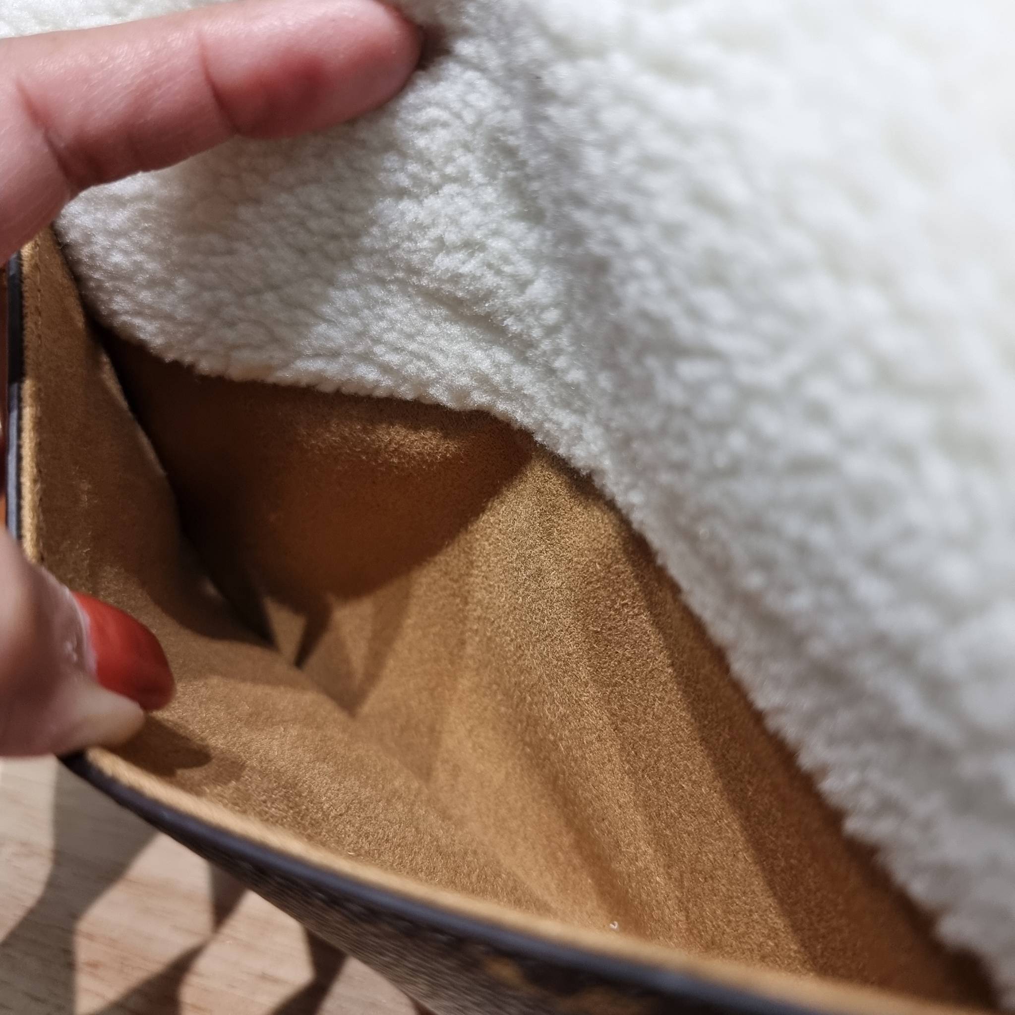 LV DIANE FLEECE BAG ใหม่กับรุ่นที่ทำมาจำนวนจำกัด ดีไซน์ต้อนรับอากาศเย็นๆช่วงส่งท้ายปี กับกระเป๋าสะพายทรงสวย ดีไซน์คลาสสิคซ่อนความหรู ด้วยการตกแต่งขนฟูนุ่ม วัสดุหนังแคนวาสตัดสลับหนังแท้ เปิด-ปิดกระเป๋าด้วยกระดุมแม่เหล็ก ภายในเป็นช่องโล่ง ใส่ของสำคัญได้ครบ