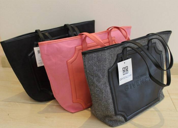 GIVENCHY Shopping Tote bag กระเป๋าถือหรือสะพายจาก Givenchy Perfume Counter วัสดุ Canvas ด้านหน้าเป็น PU ปั้มแบรนด์ ภายใน Polyester 100% สกรีนโลโก้สวยดูดี เปิดปิดด้วยกระดุมแม่เหล็ก ขนาดกำลังดี จุสุดๆ น้ำหนักเบา สามารถใส่เอกสาร A4 หนังสือ ของใช้ได้เยอะ จะถื