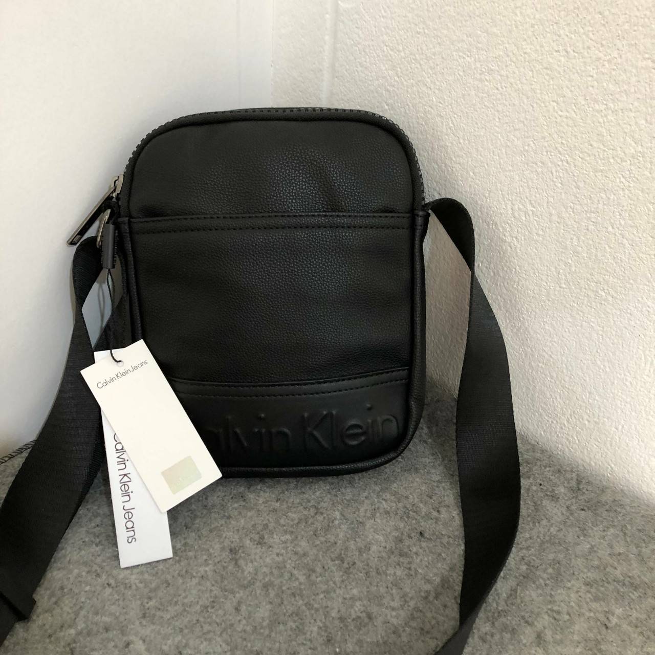 CALVIN KLEIN JEANS CROSSBODY BAG กระเป๋าสะพายจาก Calvin Klein Jeans วัสดุหนังpuคุณภาพดีเนื้อนิ่ม น้ำหนักเบา กันน้ำ ด้านหน้ามีปั้มโลโก้ เปิดปิดด้วยซิปสะดวกใช้ หัวซิปแบรนด์ ด้านหน้ามีช่องโล่งไว้ใส่ของหยิบใช่สะดวก ภายในมีโลโก้เเละช่องโล่ง ใส่กระเป๋าสตางค์ใบย