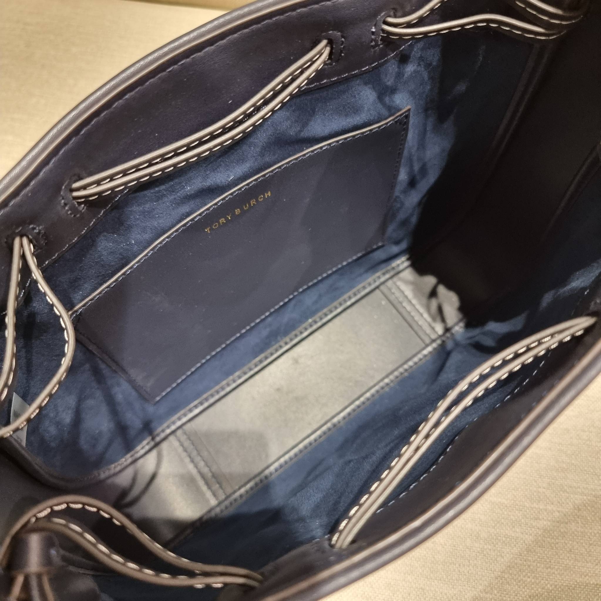 TORY BURCH T MONOGRAM JACQUARD BELL BAG คอลเลคชั่นใหม่ กับกระเป๋าลายโมโนแกรมยอดฮิต ที่มาในรูปทรงดีไซน์สวยเก๋ ชิคๆคูลๆ รับรองว่าไม่มีเกร่อ ตัวกระเป๋าทรงเหลี่ยม รูปเก็บทรงได้ในส่วนของปากกระเป๋า หรือไม่รูด ก็ได้ความสวยไปอีกแบบ วัสดุผ้า jacquard ตัดสลับหนังแท