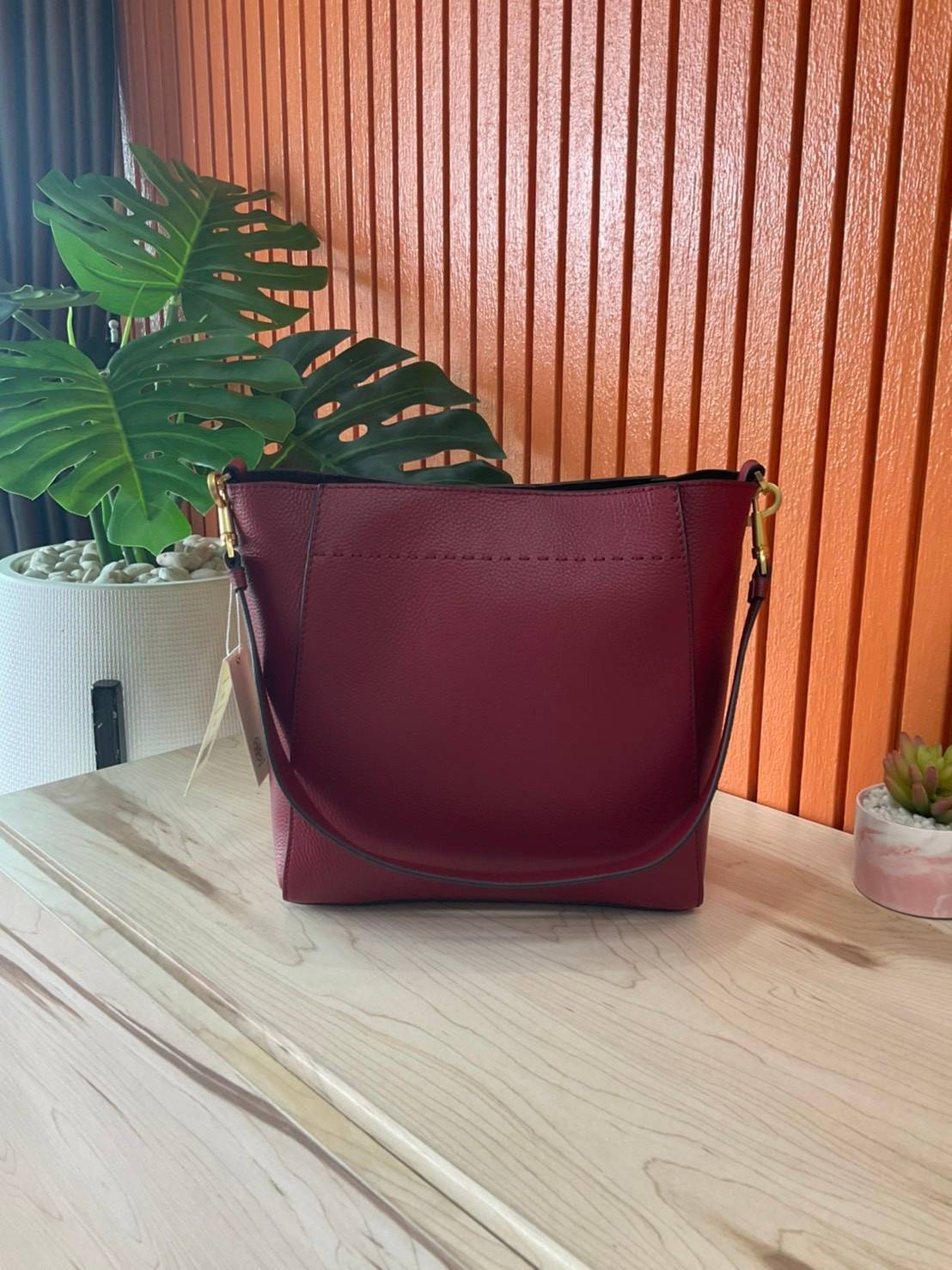 ของแท้ 💯% Tory Burch Mcgraw Hobo Bag TORY BURCH MCGRAW HOBO BAG รุ่น 51063 กระเป๋าสะพายไหล่ สะพายได้ 2 ทรง ทรงสวยไม่ตกเทรน ผลิตจากหนังแท้ หนังลูกวัว หนังนุ่ม หนังหอม น้ำหนักเบามากกก!! นิ่มสวยมากๆ