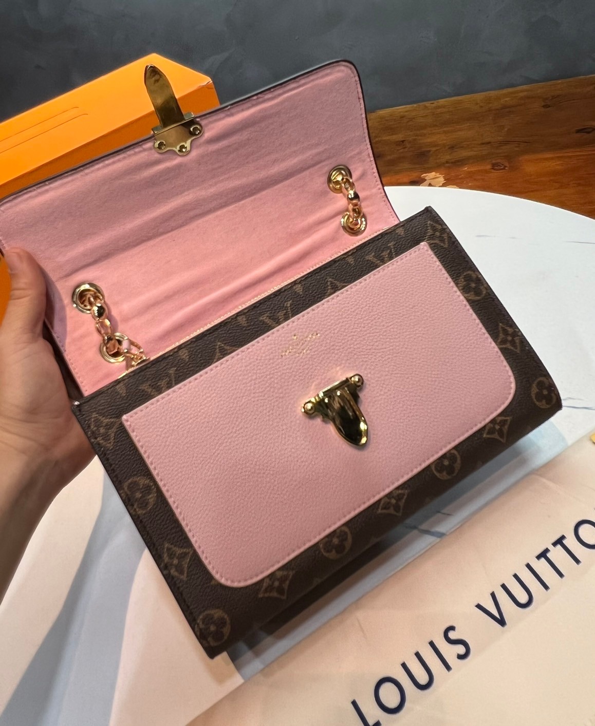 หนังแท้ LOUIS VUITTON VICTOIRE BAG พร้อมส่งที่ไทย