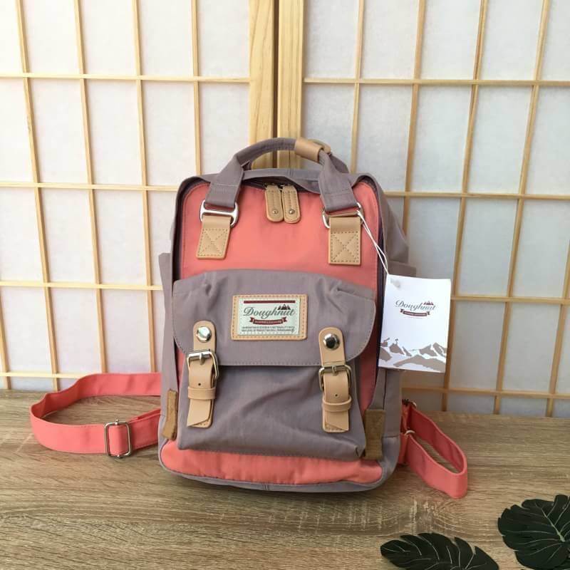 ของแท้ Doughnut mini bagpack กระเป๋าเป้ทีฮิตกันมากในหมู่วัยรุ่นฮองกง ด้วยสีสันที่โดดเด่น โทนสีพาสเทล ดีไซน์น่ารัก ทันสมัย กันน้ำได้ ช่องใส่ของหลายช่องแยกเป็นสัดส่วน จะสะพายไปเรียนหรือเที่ยวได้ในใบเดียวเลยคร้าา