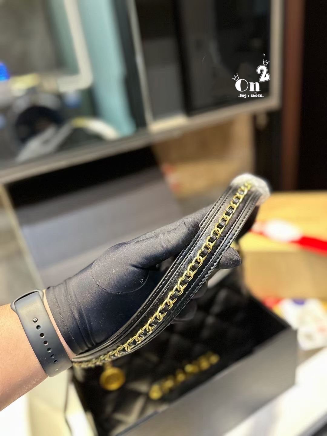 CHANEL HOBO BAG Shoulder Bag กระเป๋าสะพายทรงโฮโบ หนังลายตาราง โลโก้CC Iconic ด้านบนแบบเปิดปิดด้วยซิป สายโซ่ทองสวยหรูใช้งานสะดวกกำลังน่ารักเลยค่ะ