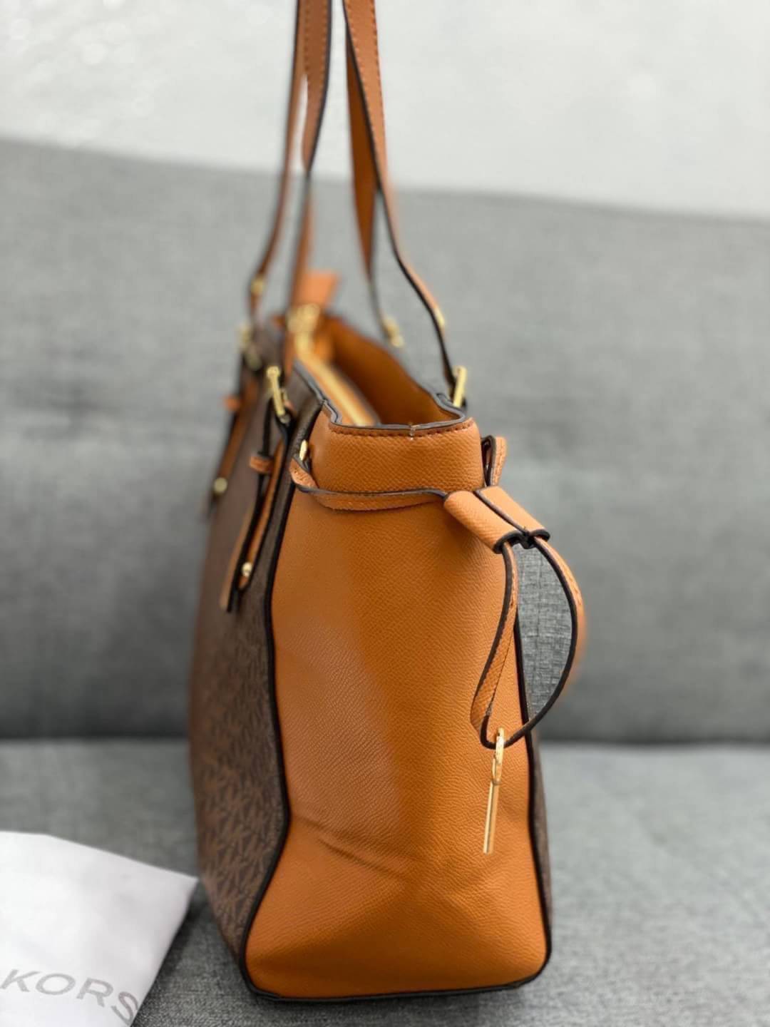 MICHAEL KORS TOTE BAG กระเป๋าสะพายไหล่ทรง Tote ใบใหญ่กำลังดีหนัง Saffiano สวยหรูอยู่ทรง ด้านหน้าประดับโลโก้สีทองสวย พร้อมอะไหล่ห้อยแบรนด์ ภายในมี 2 ช่องหลัก 1 ช่องซิปกลาง และช่องเล็ก ใส่ของจุกจิก และสายห้อยกุญแจ กว้างและจุ ใส่ ipad เอกสาร A4 กระเป๋าสตางค์