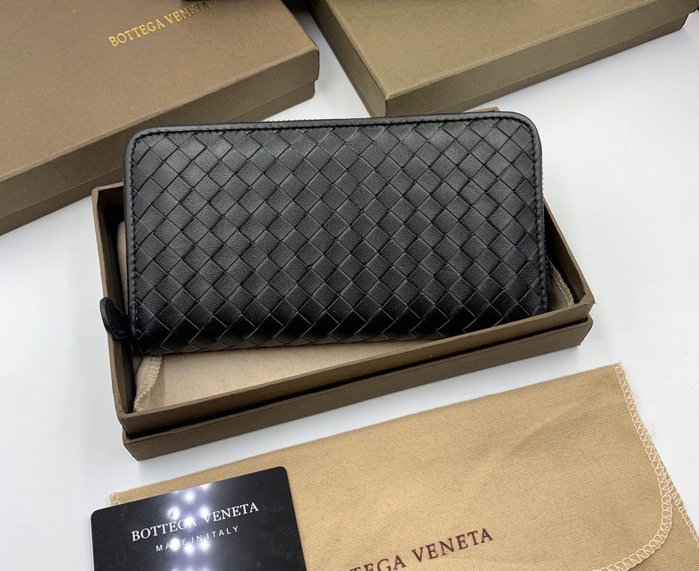 หนังแท้ BOTTEGA VENETA LONG WALLET ZIP AROUND / BV Wallet / BV Long Wallet พร้อมส่งที่ไทย กระเป๋าสตางค์ใบยาวซิปรอบ งานหนังแท้ทั้งใบ รุ่นตามหา เป็นรุ่นยอดนิยม ใช้ได้ทั้งหญิงชาย คลาสสิกหยิบมาใช้งานได้บ่อยที่สุด ใช้ทนทานได้นานภาพสินค้าถ่ายจากงานขายจริง ใช้งา