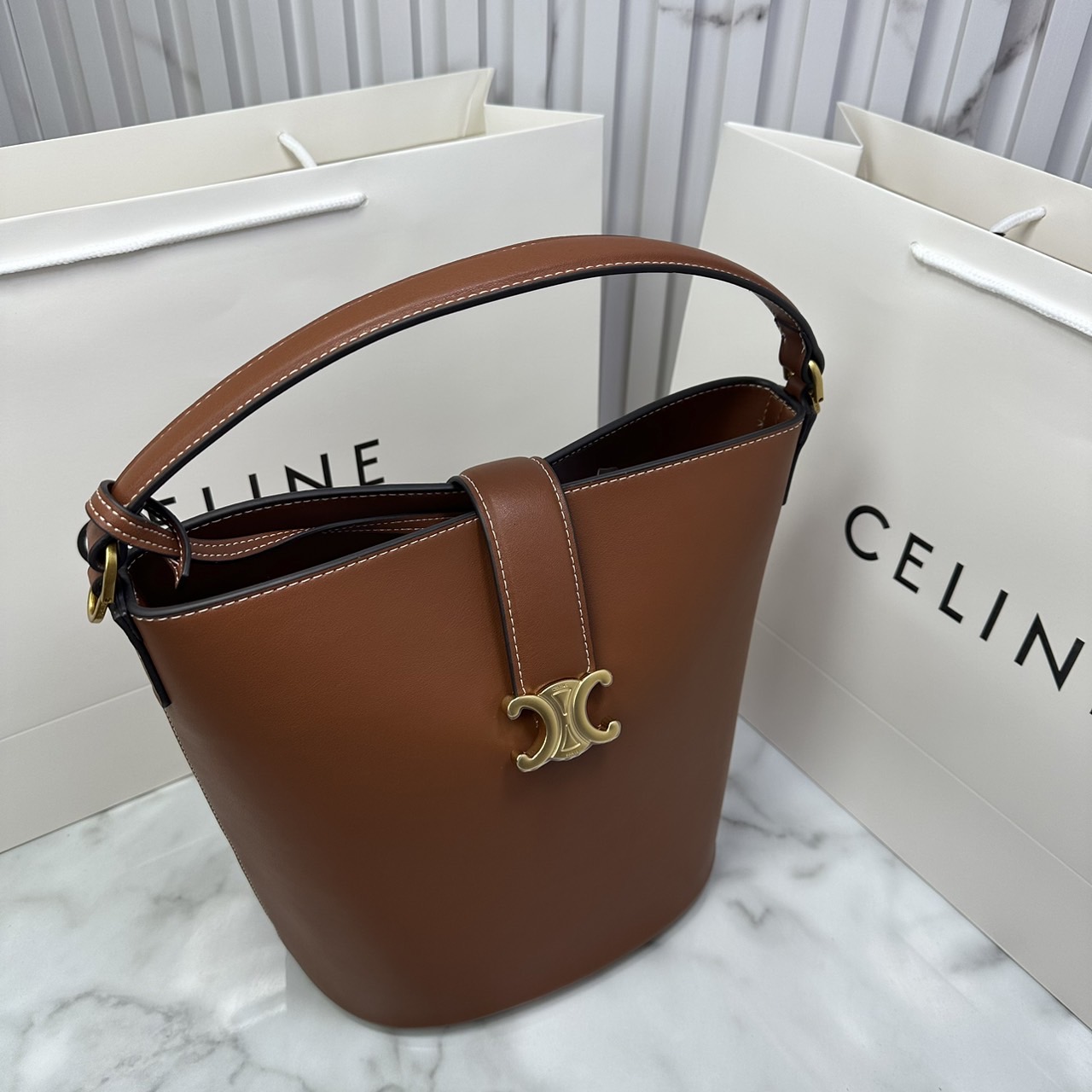 CELINE MEDIUM LOUISE BAG in SMOOTH CALFSKIN / Celine Bucket Bag กระเป๋าทรงบัคเก็ต กระเป๋าถือรุ่นใหม่ล่าสุด ดีไซน์หรูคลาสสิค