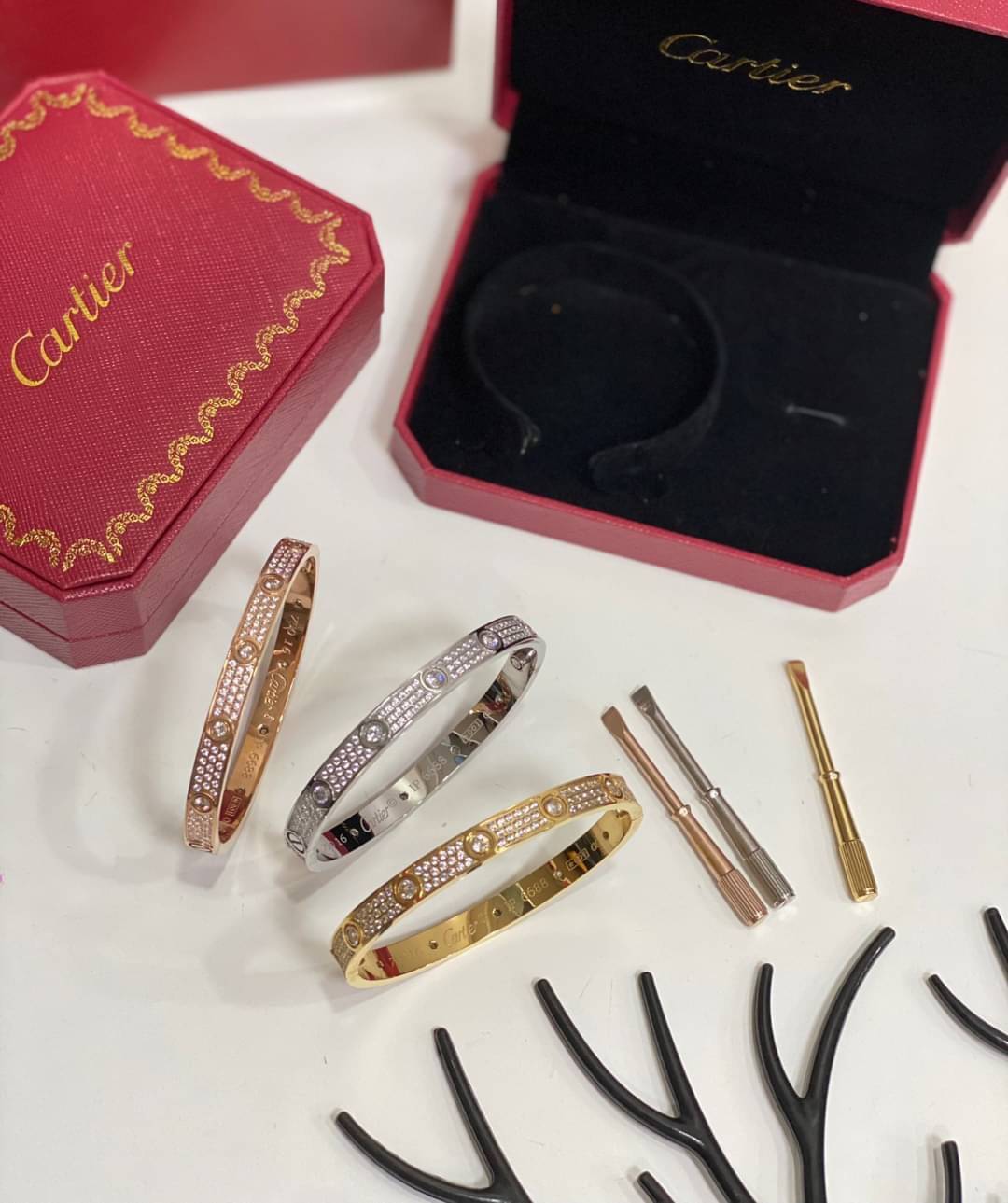 Cartier Love Bracelet มีเพชร กำไลข้อมือคาเทียร์ ภาพถ่ายจากงานจริง เกรดออริจินิล วัสดุคุณภาพดี ไม่ลอกไม่ดำ งานปั้มครบตามรูปเลยค่ะ