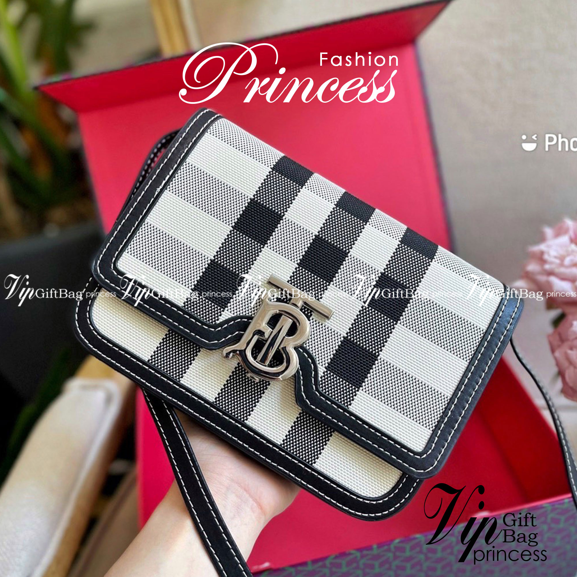 BURBERRY FRAGRANCES LEATHER CROSSBODY BAG / BB Shoulder Bag กระเป๋าสะพาย ทรงกล่อง เปิดหน้า อะไหล่ทอง สายสะพายยาวแบบครอสบอดี้ ได้ทุกลุค เกรดงานสวย.น่ารักมากๆ งานชนชอป ใช้ได้ Everyday Look เลยค่า