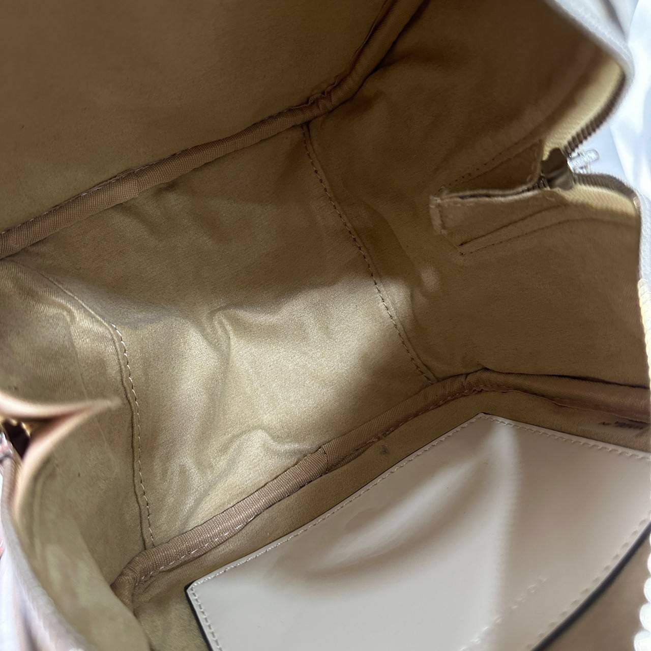 Tory Burch T Monogram Embroidered Patent Cube คอลเลคชั่นใหม่ รุ่นลิมิเต็ดรูปทรงใหม่ T Monogram สุดcube วัสดุหนังแท้ เปิด-ปิดด้วยซิป ภายในกว้าง มีช่องแยก 1 ช่อง สามารถใส่โทรศัพท์มือถือได้ทุกรุ่น สามารถถือหิ้วหรือสะพายได้ สายสามารถถอดและปรับระดับได้คะ