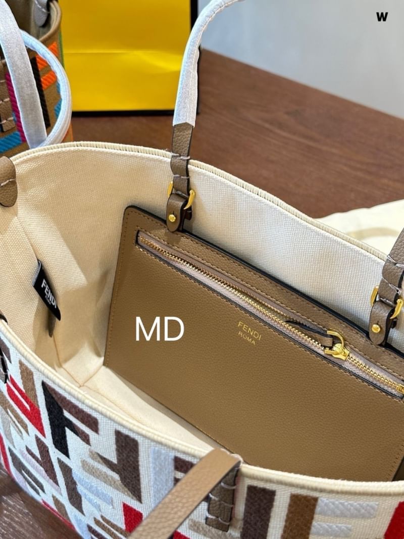 FENDI Small Roll shopper Bag / Fendi Bucket Bag @Chinese Valentine’s Day Limited Edition shopper กระเป๋าทรงบัคเก็ต ดีไซส์สวยหลากสี ในเทศกาลจีนวาเลนไทน์ โดดเด่นด้วยลายนูน FF เป็นเอกลักษณ์ที่ปักด้วยเส้นด้ายหลากสี