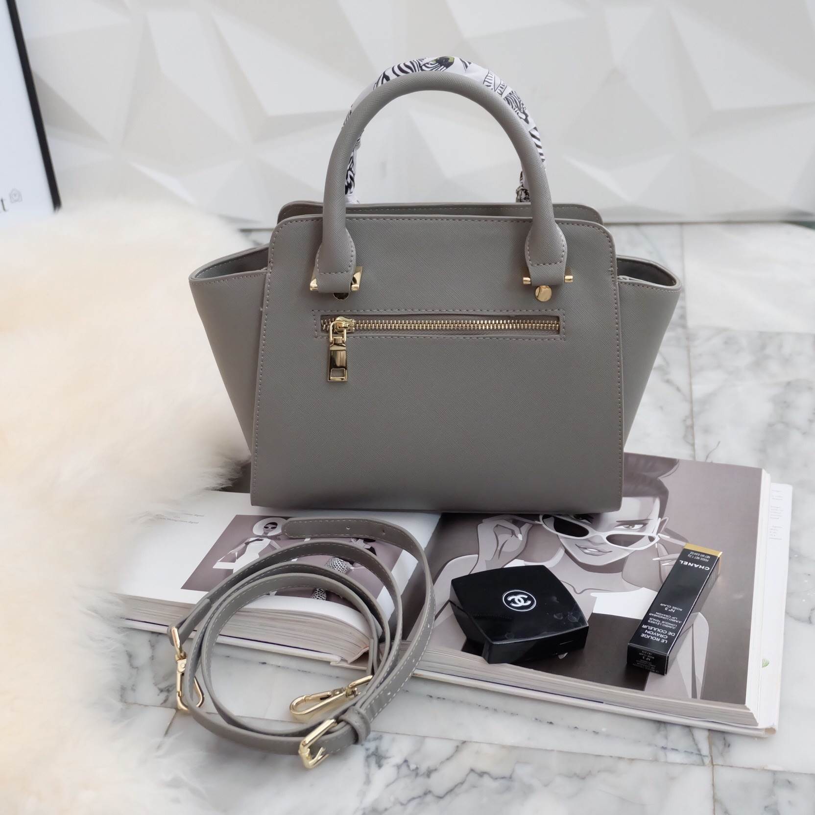 รุ่นขายดีตลอดกาล กระเป๋าหนัง saffiano สวยมากๆค่า รุ่น KEEP Infinite office bag สวย น่ารัก ขนาดตอบทุกโจทย์การใช้งาน เห็นแล้ว **หลงรักเลยคะ 🌲ตัวกระเป๋าขนาดกำลังดีหนังsaffiano ลายสวยที่สำคัญ ดูแลรักษาง่าย ประดับด้วยผ้าพันหูกระเป๋ารุ่นพิเศษ ทำให้กระเป