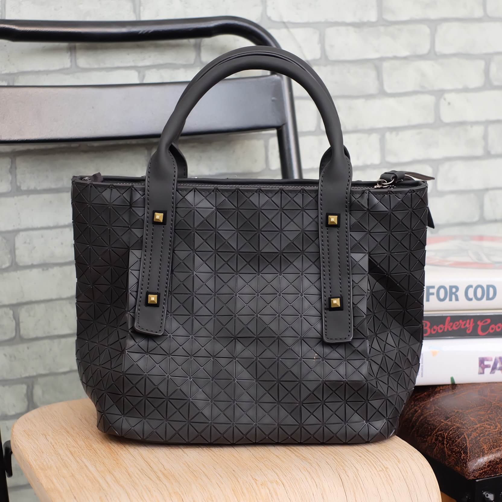 สินค้ามาใหม่ค่า สี ดำด้าน ลายใหม่ 😊 ทรงสุดฮิตจากแบรนด์ David Jones กระเป๋า ทรง Tote ตัวกระเป๋าเย็บติด ด้วยแผ่นอคิลิค สีดำสุดหรู ดีไซน์เกร๋ #จุดเด่นที่ น้ำหนักเบา สามารถ ถือ หรือ สะพายไหล่ได้คะ ใบใหญุจุของคุ้ม แต่น้ำหนักเบาคะ มีใบเดียวจบ #ควรมีติดต