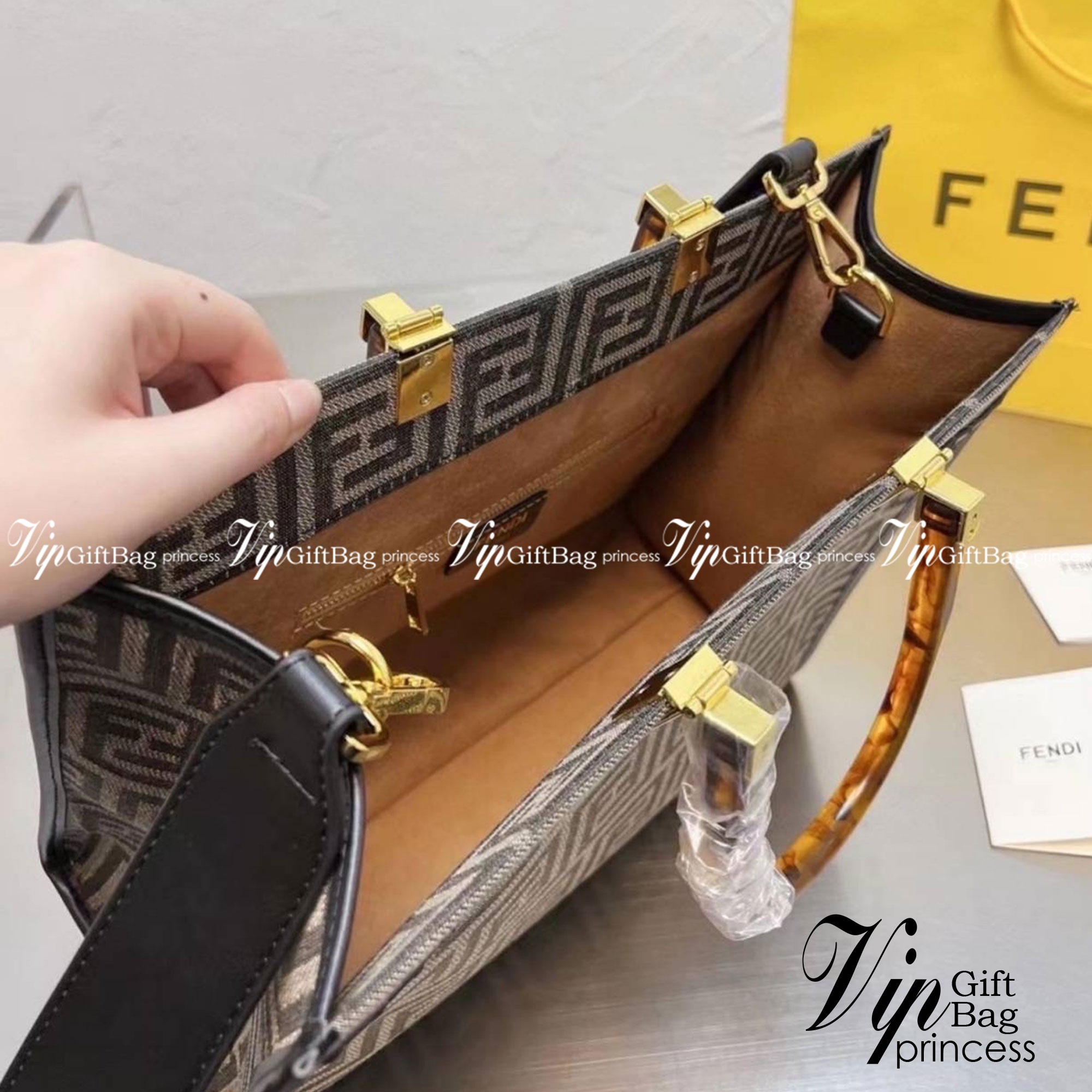 FENDI Sunshine Medium Shopper Tote / FENDI Shopping Shoulder Bag กระเป๋าสะพายทรง shopping ใบใหญ่จุใจ!! ลายกราฟฟิกมาใหม่ดีไซน์คลาสสิควินเทจ สวยหรู ภายในโล่งกว้างมากๆ ใส่ของจุสุดๆ