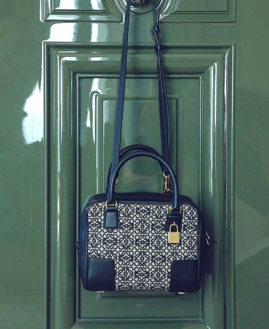 LOEWE ANAGRAM BAG VIP GIFT WITH PURCHASE (GWP) ไอเท็มใหม่! ดีไซน์สวยหรูคงเอกลักษณ์ด้วยวัสดุ Anagram Canvas Jacquard Fabric ผสมผสานหนังแท้ Calfskin ลงตัวสุดคลาสสิค เปิดปิดด้วยซิปแบรนด์อะไหล่ทองขนาดกำลังดี น้ำหนักเบา ใส่กระเป๋าสตางค์ใบยาว มือถือ ของใช้ได้เย