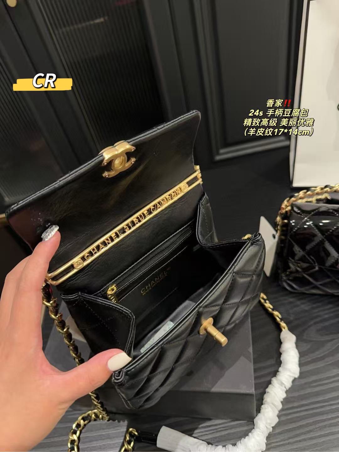 CHANEL flap bag on chain กระเป๋าสะพายสุดหรู สวยดูแพง รูปทรงคลาสสิค พร้อมหูจับร้อยโซ่สีทองขับผิวขนาดกำลังพอเหมาะ สะดวกต่อการพกพา หนังอย่างดีผิวสัมผัสดี
