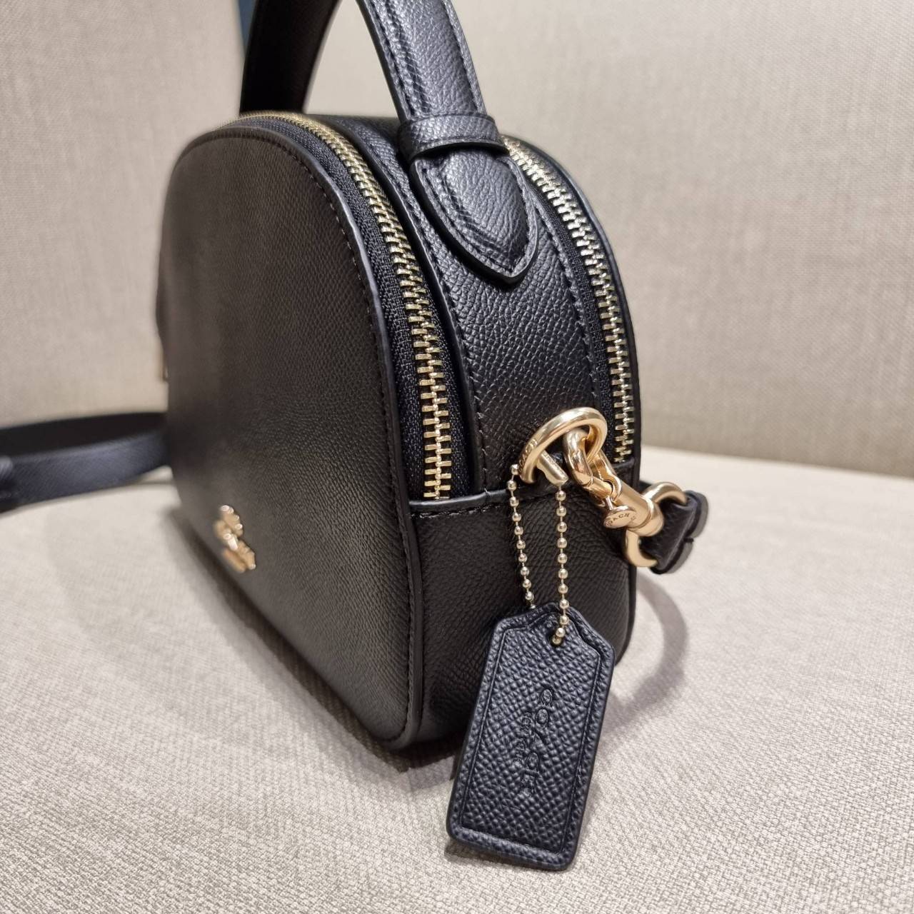 COACH 1589 SERENA SATCHEL กระเป๋าสะพายคอลเลคชั่นยอดฮิต ดีไซน์ลุคผู้ดี ต้องยกให้น้องใบนี้เลย!! จัดสีคุณหนูมาให้ สวยตาแตก!! วัสดุหนัง crossgrain ทนทาน เปิด-ปิดด้วยซิป 2 ช่องหลัก ภายในเป็นช่องโล่ง เก็บของได้แบบสบายๆ ใส่มือถือได้ทุกรุ่น สามารถหยิบไปแมทช์ได้ง่