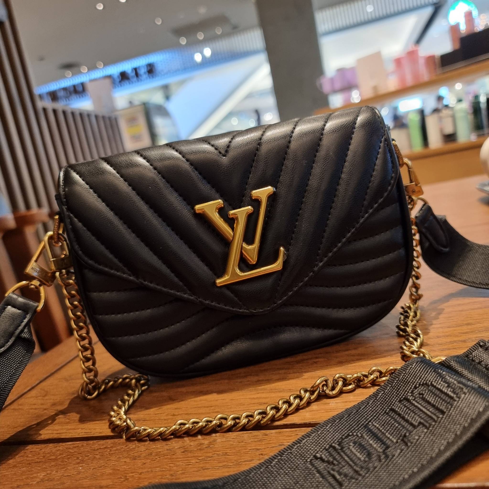 LV new wave pochette multi bag กระเป๋าสะพายมัลติฟังก์ชั่น สุดหรู มาพร้อม box set รับรองว่าดีงาม ลูกเล่นคลาสสิคผสานความวินเทจ มีสายสะพายให้ 2 เส้น และกระเป๋าใบลูก เล็กน่ารัก วัสดุหนังแท้ ภายในเป็นช่องโล่ง แบ่งสัดส่วนมีช่องย่อย ใบนี้ปรับใช้ได้หลายสไตล์ ลุคไ