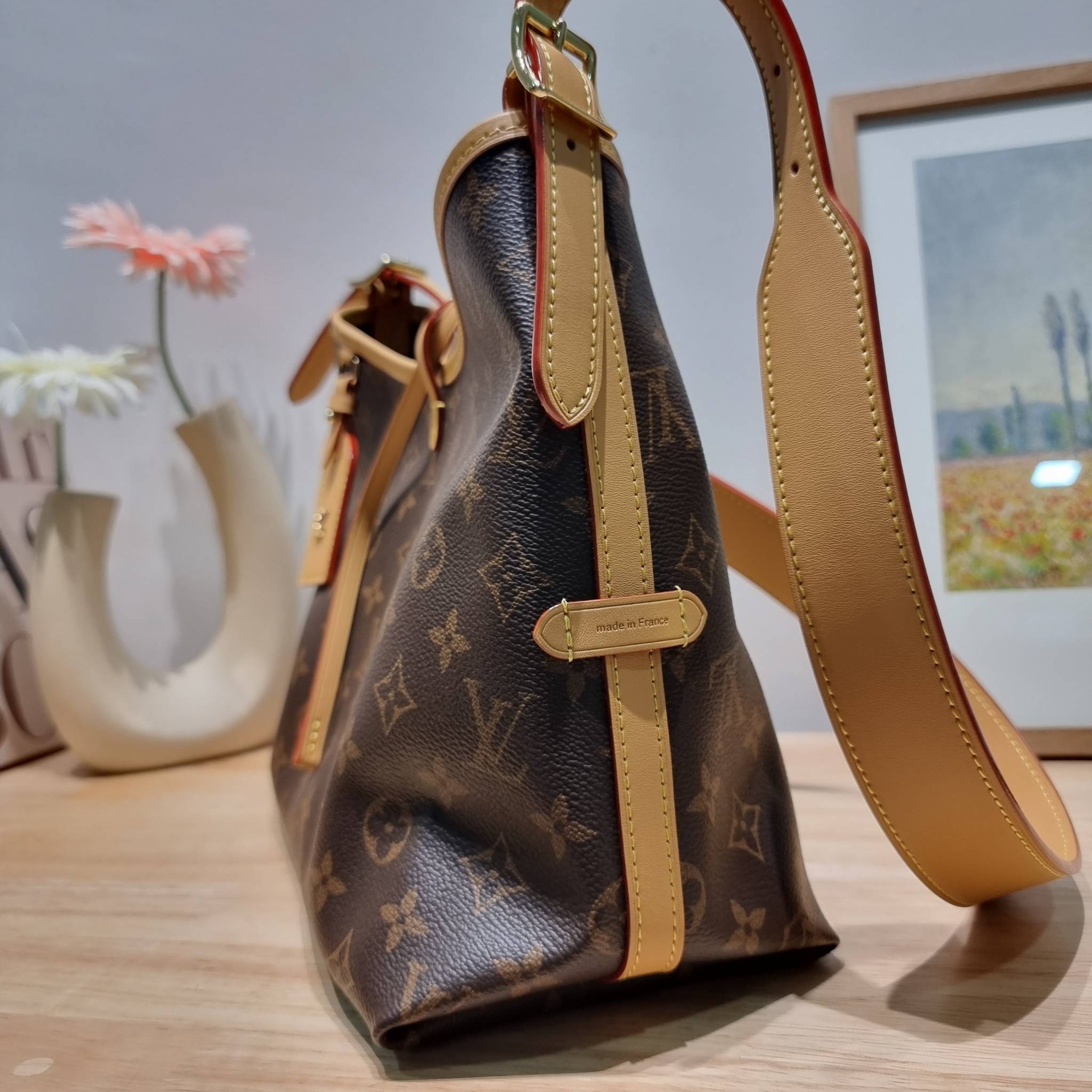 LV CARRYALL PM รุ่นลิมิเต็ดที่สาวๆตามหา กระเป๋าสะพายไหล่ทรงสวย ดีไซน์เรียบง่ายคลาสสิค หรู ดูผู้ดี รูปทรงใช้งานง่าย มาพร้อมใบลูก ไว้เก็บของจุกจิก วัสดุหนังแคนวาส ปากกระเป๋ามีสายหนังผูกกันของหล่นได้และยังมีกระดุมแม่เหล็กอีกด้วย สายสะพายถอดปรับได้ ภายในโล่งก