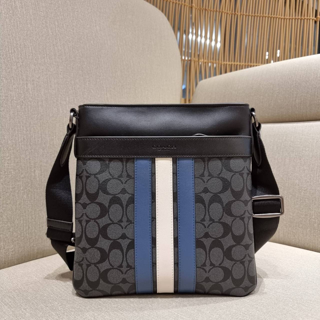 COACH F26068 CHARLES CROSSBODY IN SIGNATURE CANVAS WITH VARSITY STRIPE อีกหนึ่งรุ่นสุดฮิตเอาใจหนุ่มๆ กับดีไซน์แถบสีโดดเด่น กระเป๋าสะพายข้างทรงคลาสสิค ขายดี ไอเท็มทีเด็ด วัสดุหนังแคนวาสเคลือบลายสลับหนังแท้ เปิด-ปิดด้วยซิป และมีช่องแยกแบ่งสัดส่วนด้านหน้ากระ
