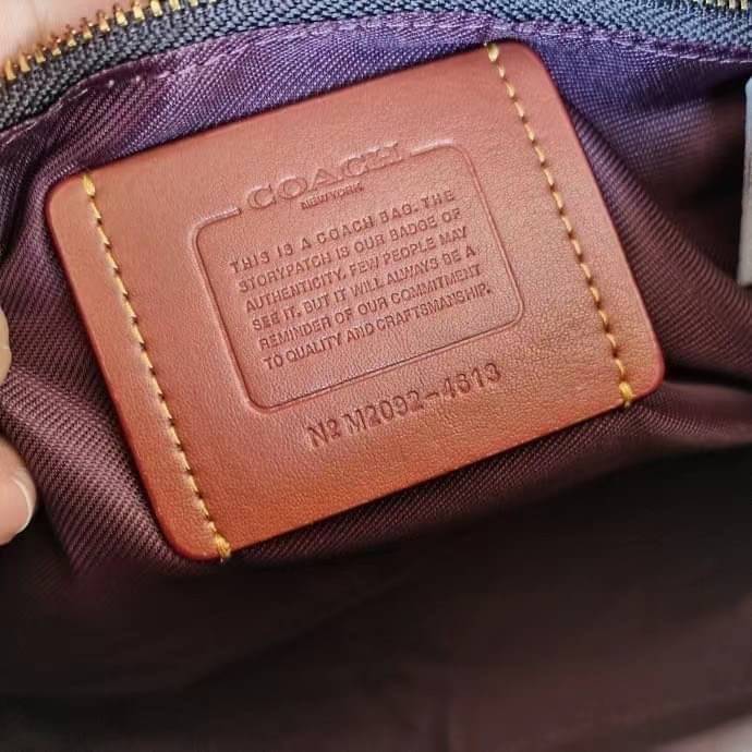 COACH Coated Canvas Signature May Shoulder Bag พร้อมส่งที่ไทย คัดงานคุณภาพ จัดเต็มมาให้ต่อนรับปีใหม่นี้ค่าา ✔️กระเป๋าหิ้ว//คล้องไหล่//สะพายข้างได้ ใบใหญ่ สุดคุ้ม! ✔️หนังแท้ชั้นดีที่สุด หนังหนานิ่ม รู้สึกได้ตอนสัมผัสค่ะ สวยมากๆ ✔️ด้านห