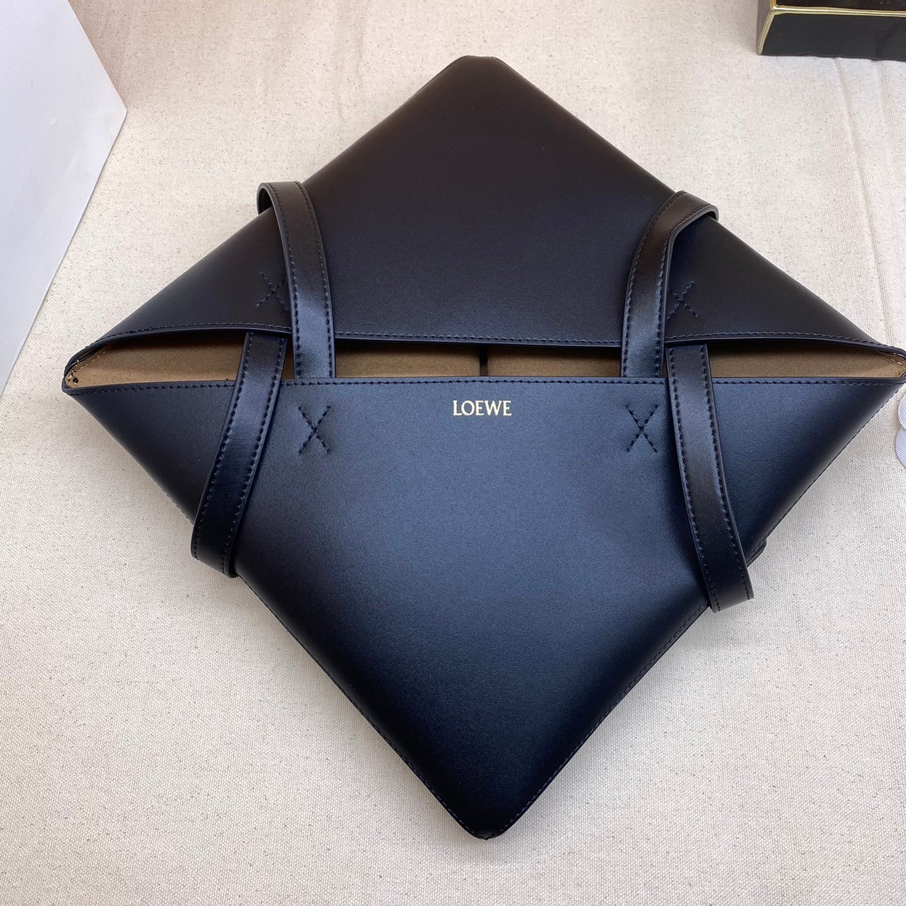 LOEWE Puzzle Fold Tote in shiny calfskin / LOEWE TOTE BAG 27cm พร้อมส่ง กระเป๋าทรงโท้ทใบใหญ่ ใช้งานง่ายเรียบหรู จุของได้เยอะ หนังเรียบสวยอยู่ทรงมาพร้อมสายสะพายยาวถอดได้ พับเก็บได้เป็นเอกลักษณ์