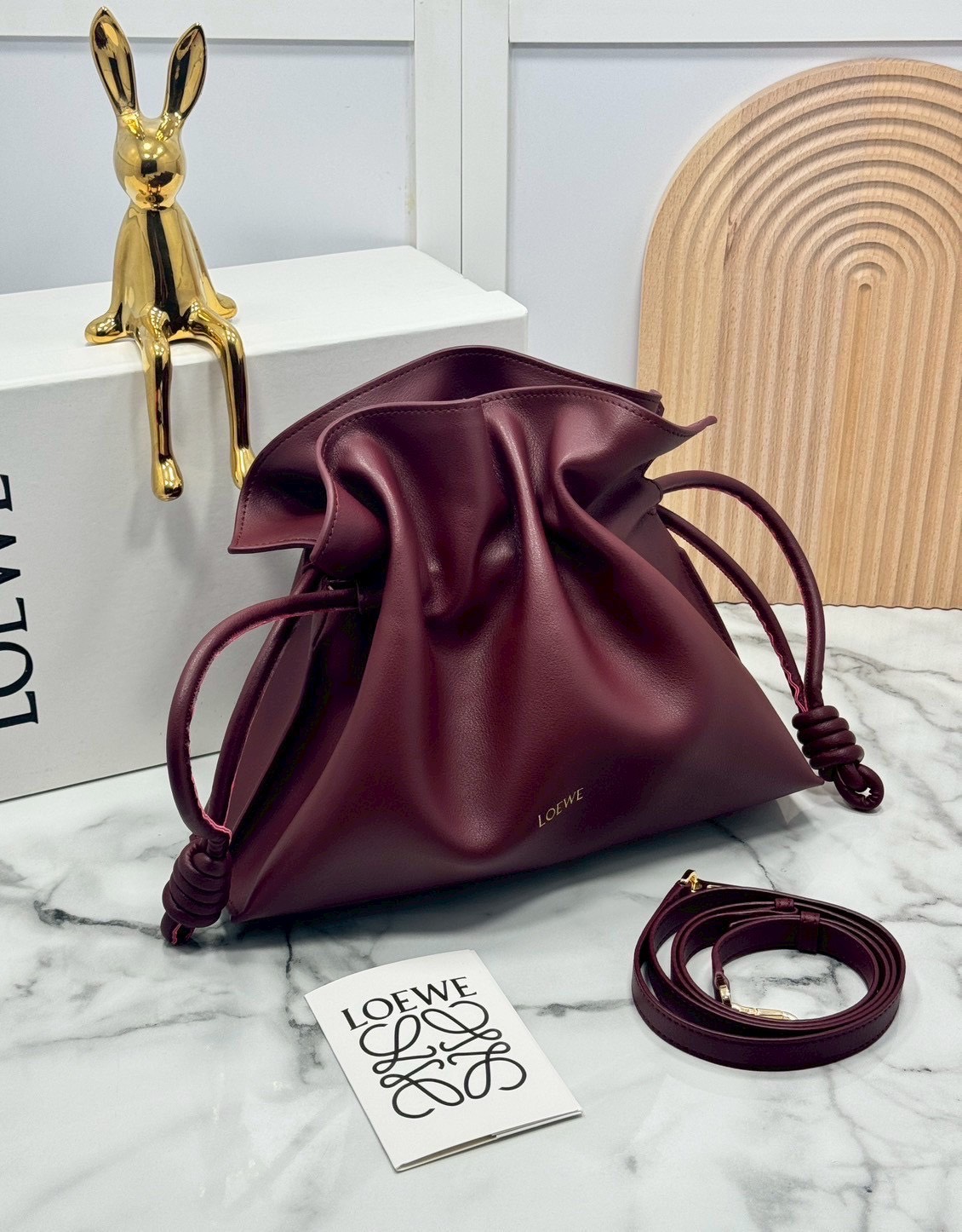 ORI หนังแท้ | Medium Loewe Flamenco clutch in nappa leather 30cm กระเป๋าสะพายทรงคลัชดีไซน์รูดเชือก เรียบหรูดูแพง เรียบง่ายใช้งานสะดวก หนังแนปป้าให้สัมผัสนุ่มสบายผิว มาพร้อมสายสะพายร้อยห่วงหรูหรา