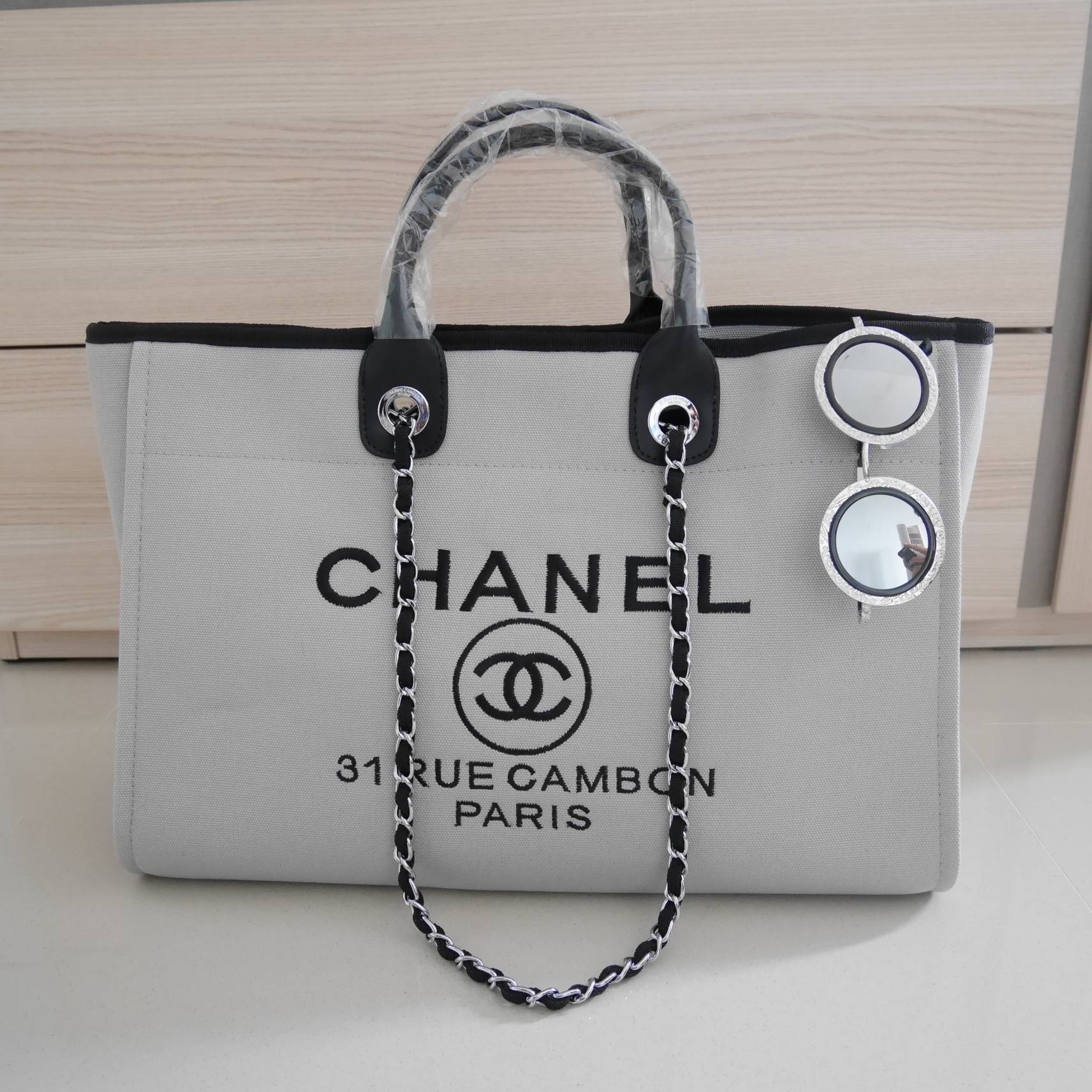 How Cute! 🎄🎄 รุ่นใหม่ล่าสุด!! ที่สาวๆรอคอย Chanel tote canvas bag จากงานพรีเมี่ยม VIP GIFT รุ่นดังเลยค้า Size ใหญ่อลัง บอกเลยว่า **งานดีที่สุด ตัวกระเป๋า กระเป๋าผ้าเป็นผ้า canvas เนื้อดีสมราคา สัมผัส นุ่มลื่นมือมากกกก อะไหล่เงินปั้มแบรนด์แ