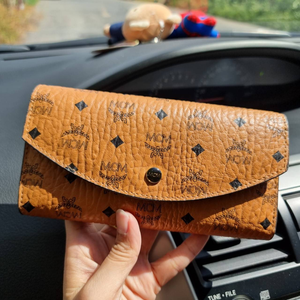 M.C.M TRIFOLD LONG WALLET IN VISETOS กระเป๋าสตางค์ใบยาว คอลเลคชั่นยอดนิยม รุ่นฝาพับ unisex ใช้ได้ทั้งหนุ่มๆและสาวๆน้า ใช้งานง่าย พกพาง่าย วัสดุหนังแคนวาสคุณภาพดี เปิด-ปิดด้วยกระดุม ภายในเป็นหนังแท้ นิ่ม สวย ใส่บัตรได้เยอะ ใส่ธนบัตรได้ทุกช