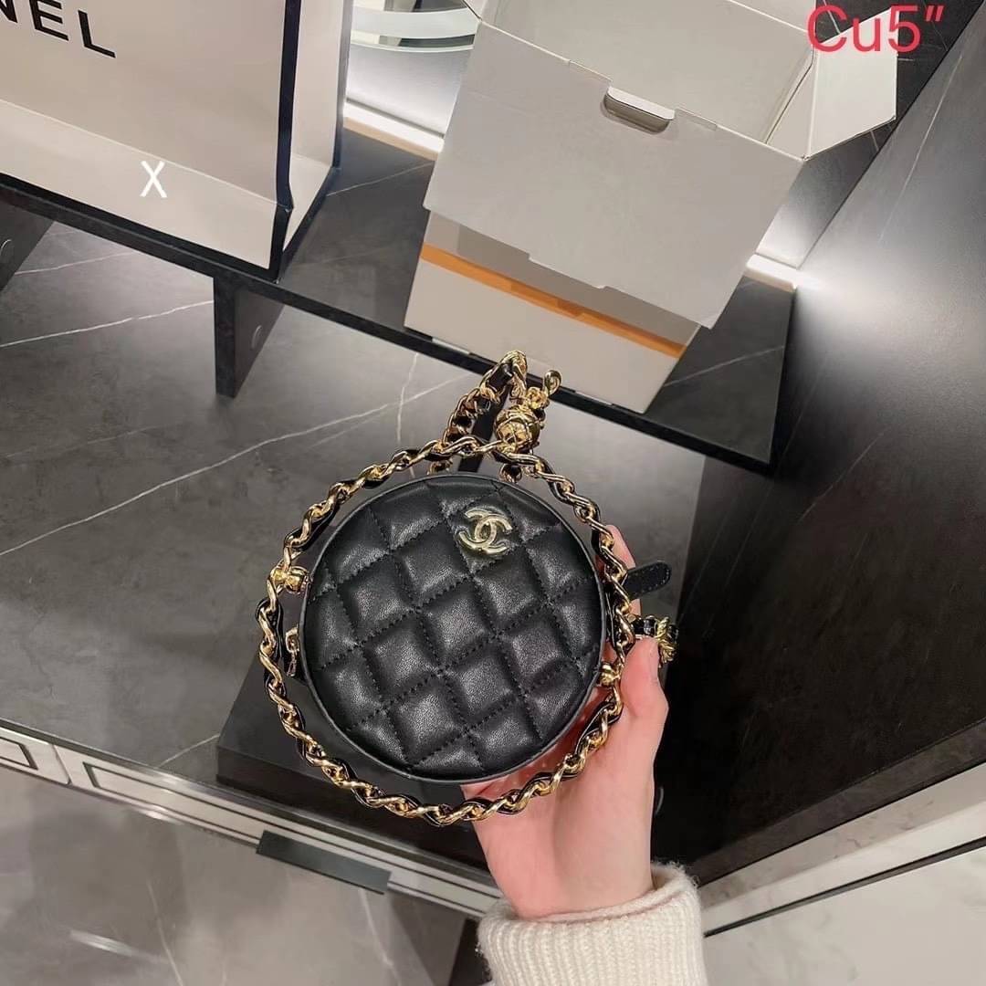 Chanel Round Clutch On Chain / CHANEL Mini Round Bag กระเป๋ามินิใบเล็กน่ารัก โดดเด่นด้วยรูปทรงกลมสุดชิค ตอบโจทย์และครองใจสาวๆ ได้อย่างแท้จริง