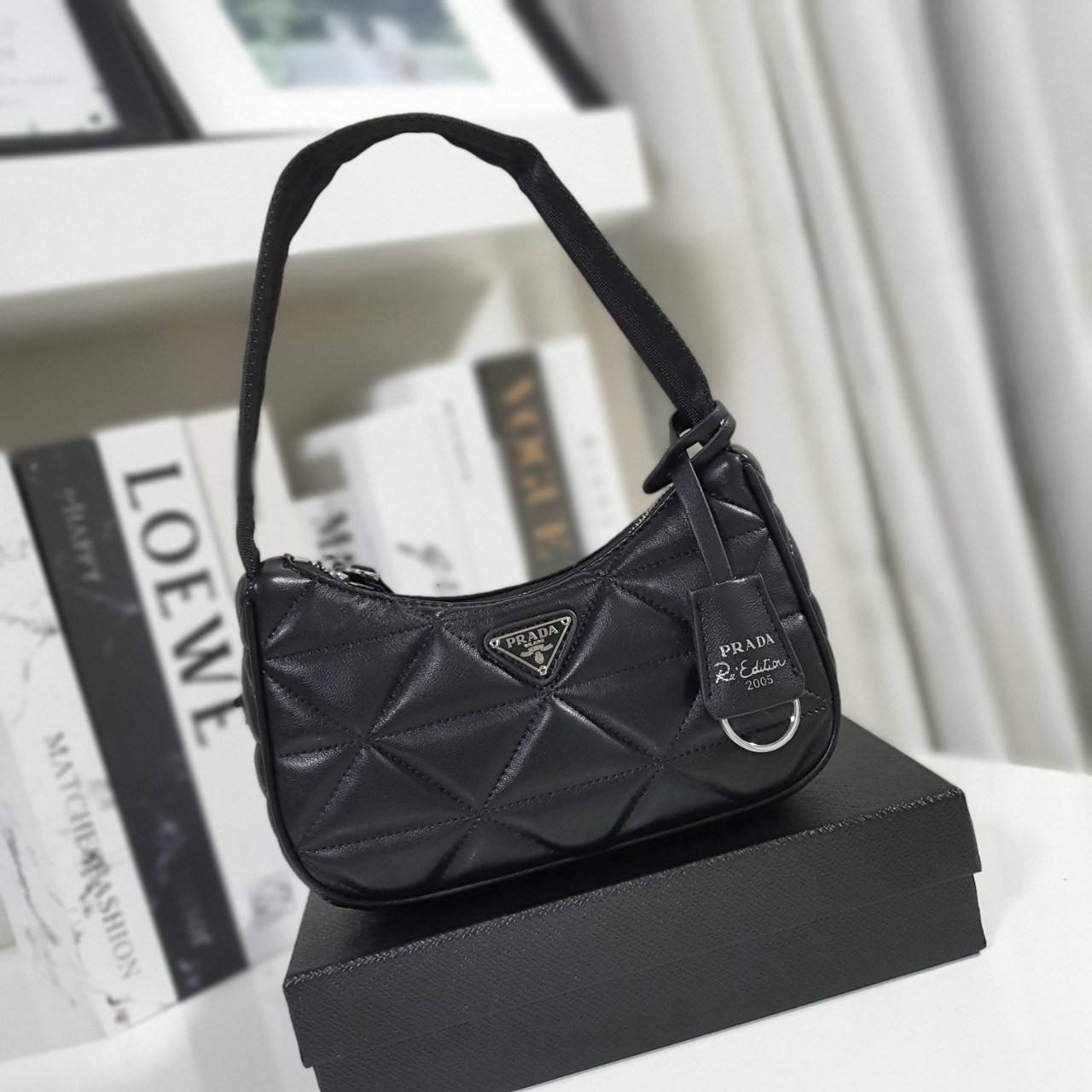 รุ่นใหม่แนะนำ!! กับงานพรีเมี่ยมกิ้ฟท์ PRADA HANDBAGS ขนาดกะทัดรัด **อะไหล่เงิน วัสดุทำจากหนัง Pu อย่างหนาลายตารางสวยหรูดูดี อยู่ทรง กันน้ำได้ หายห่วงคะ ด้านหน้ามีโลโก้แบรนด์ เปิดปิดด้วยซิป มาพร้อมสายผ้า ไม่สามารถถอดได้ ภายในบุผ้าลายPrada และป้ายโลหะแบรนด์
