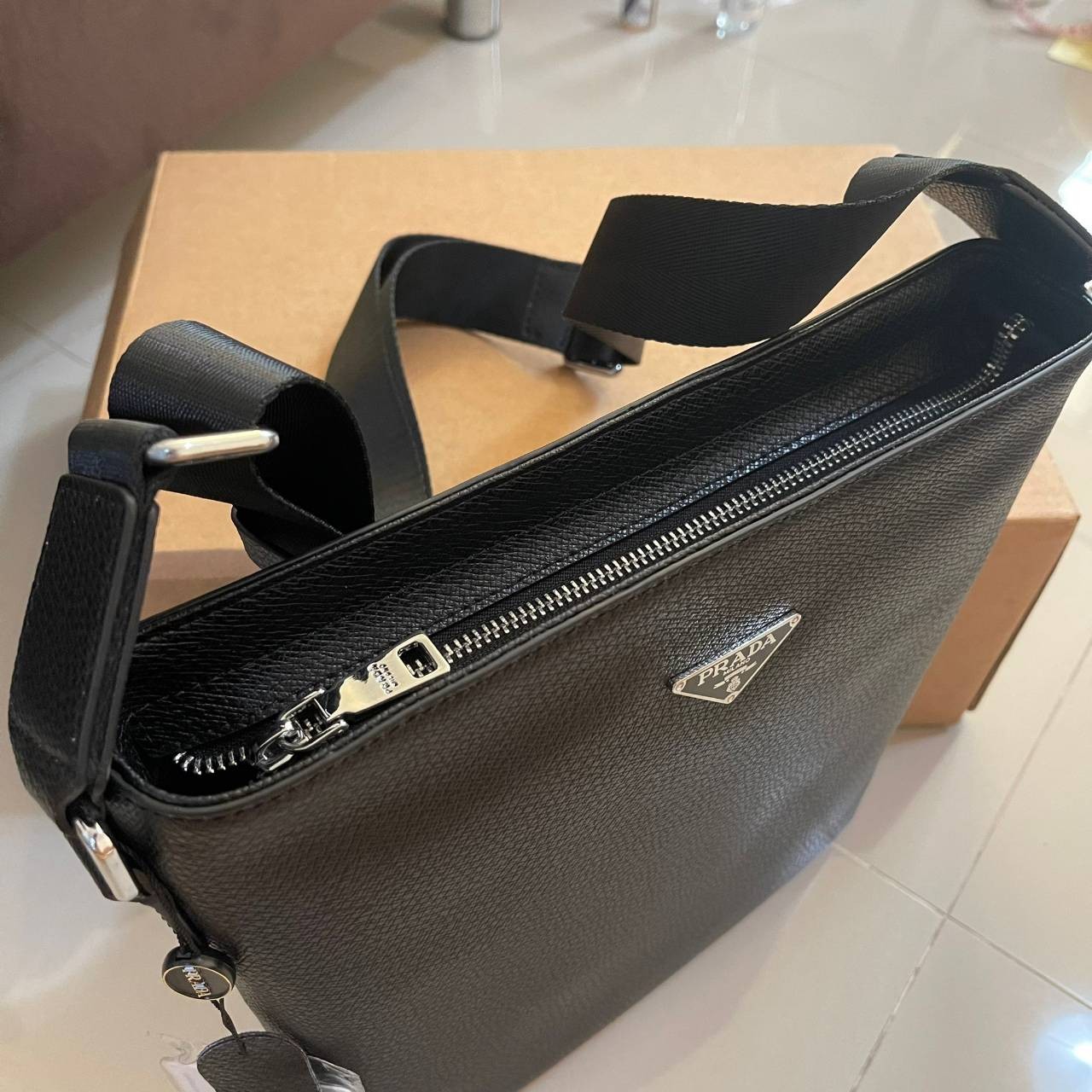 หนังแท้ PRADA SAFFIANO MAN BAG รุ่นตามหา Rare item!! กระเป๋าสะพายข้างคุณผู้ชาย งานสวยมาก เป็นหนังแท้ทั้งใบ ใส่ ipad ได้ จุของได้เยอะพอสมควรเลยค่ะ งานเรียบแต่หรูสุดๆ คุณภาพเกินราคาจริงๆ ค่าา