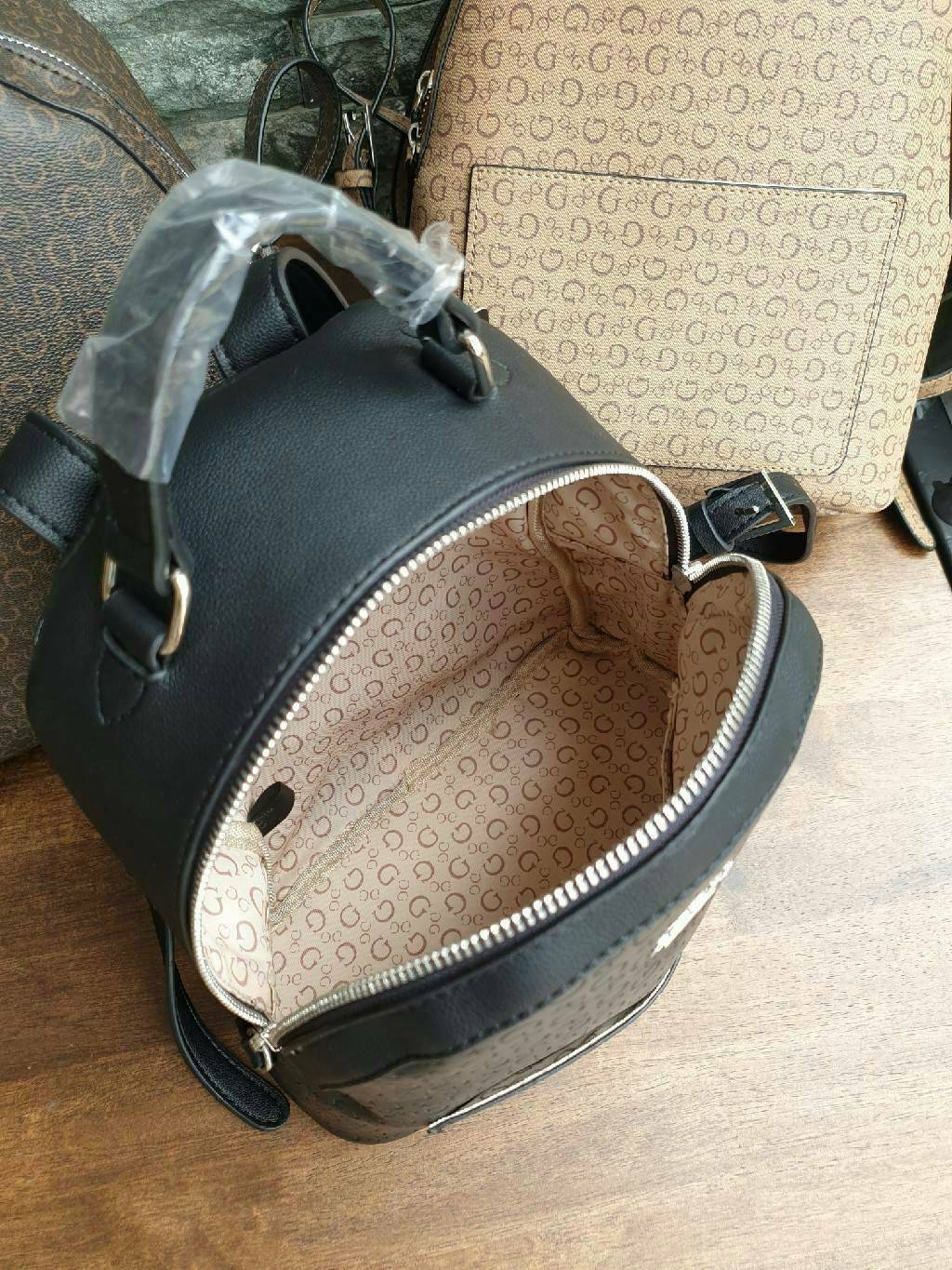 GUESS WOMAN'S BACKPACK กระเป๋าสะพายเป้ขนาดกำลังดี วัสดุหนังแกะสังเคราะห์ โลโก้รอบใบ หนังสวย น้ำหนักเบามากกกๆ!! กันน้ำ ทำความสะอาดง่าย มีหูหิ้วเเละสายสะพายหลังเลื่อนปรับได้ 5 ระดับ ด้านหน้าประดับโลโก้แบรนด์ อะไหล่เงิน และ มีช่องใส่ของ 1 ช่อง เปิดปิดด้