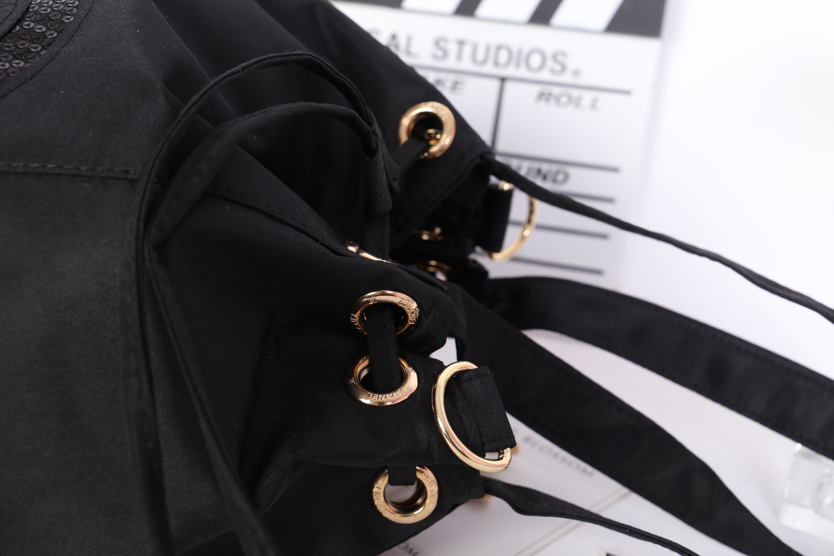 Chanel Drawstring Cross-body Bag (2017) วัสดุ (Material) : Nylon กระเป๋าจากแบรนด์ chanel รุ่นใหม่ปี 2017 มาแล้วค่า ไม่ต้องบรรยายดูจากรูปได้เลย สวยมาก ได้ลุคคุณหนูมากกก ตรงอะไหล่ทองปั๊มโลโก้ อย่างดี เป็นทรงกระดุมแม่เหล็กค่ะ