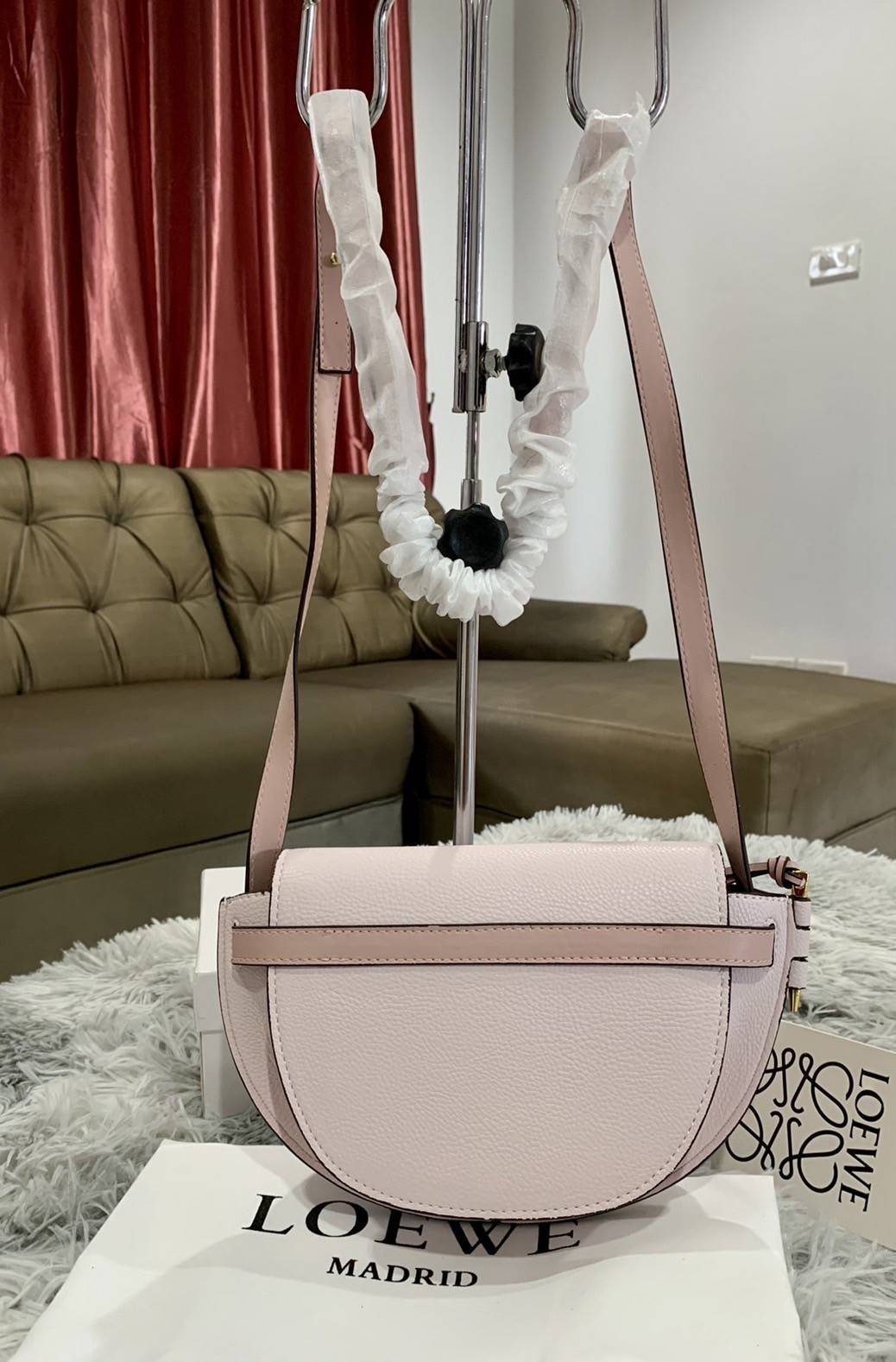 LOEWE Small Leather Gate Crossbody Bag VIP GIFT WITH PURCHASE (GWP) กระเป๋าถือหรือสะพาย Limited จาก LOEWE DUTYFREE COUNTER วัสดุ Canvas & Leather Calfskin หนังแท้ รูปทรงทันสมัย น้ำหนักเบามากค่ะ มาพร้อมสายสะพายยาวสามารถปรับระดับได้ เป็นอีกหนึ่งรุ่นฮิตกันมา