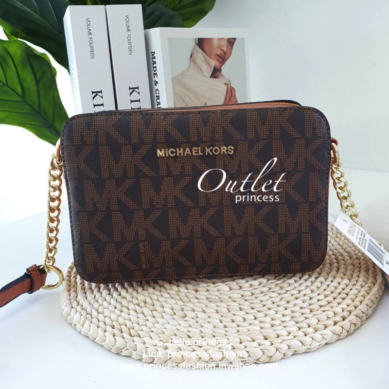 Michael Kors Crossbody Bag กระเป๋าสะพายแบบ crossbody หนังลาย safiano เปิดปิดด้วยซิปแบรนด์ อะไหล่ทอง ด้านหน้าประดับโลโก้ โลหะแบรนด์ ด้านในบุผ้าแบรนด์สวยหรู น้ำหนักเบา มีช่องซิปใส่ของจุกจิกและช่องใส่มือถือ มาพร้อมสายสะพายยาวโซ่ทอง+หนัง ปรับได้หลายระดับ ขนาด