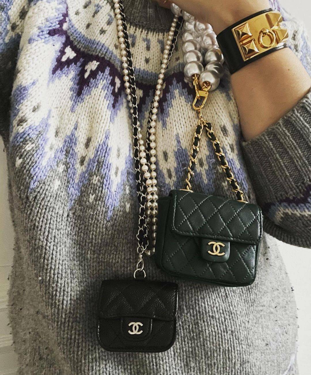 พรีเมี่ยมกิ๊ฟแท้ 100% 】CHANEL MINI BLACK CAVIAR BAG VIP GIFT WITH PURCHASE (GWP) พรีเมี่ยมกิ้ฟ Chanel Lotte Duty Free รุ่นใหม่ล่าสุดไอเท็มแนะนำ กำลังฮิตสุดๆวัสดุหนังคาเวียร์สุดคลาสสิคเปิดปิดด้วยฝาปิดกระดุม ด้านหน้าประดับโลโก้แบรนด์อะไหล่เงินสวยหรูดูดีมาพร